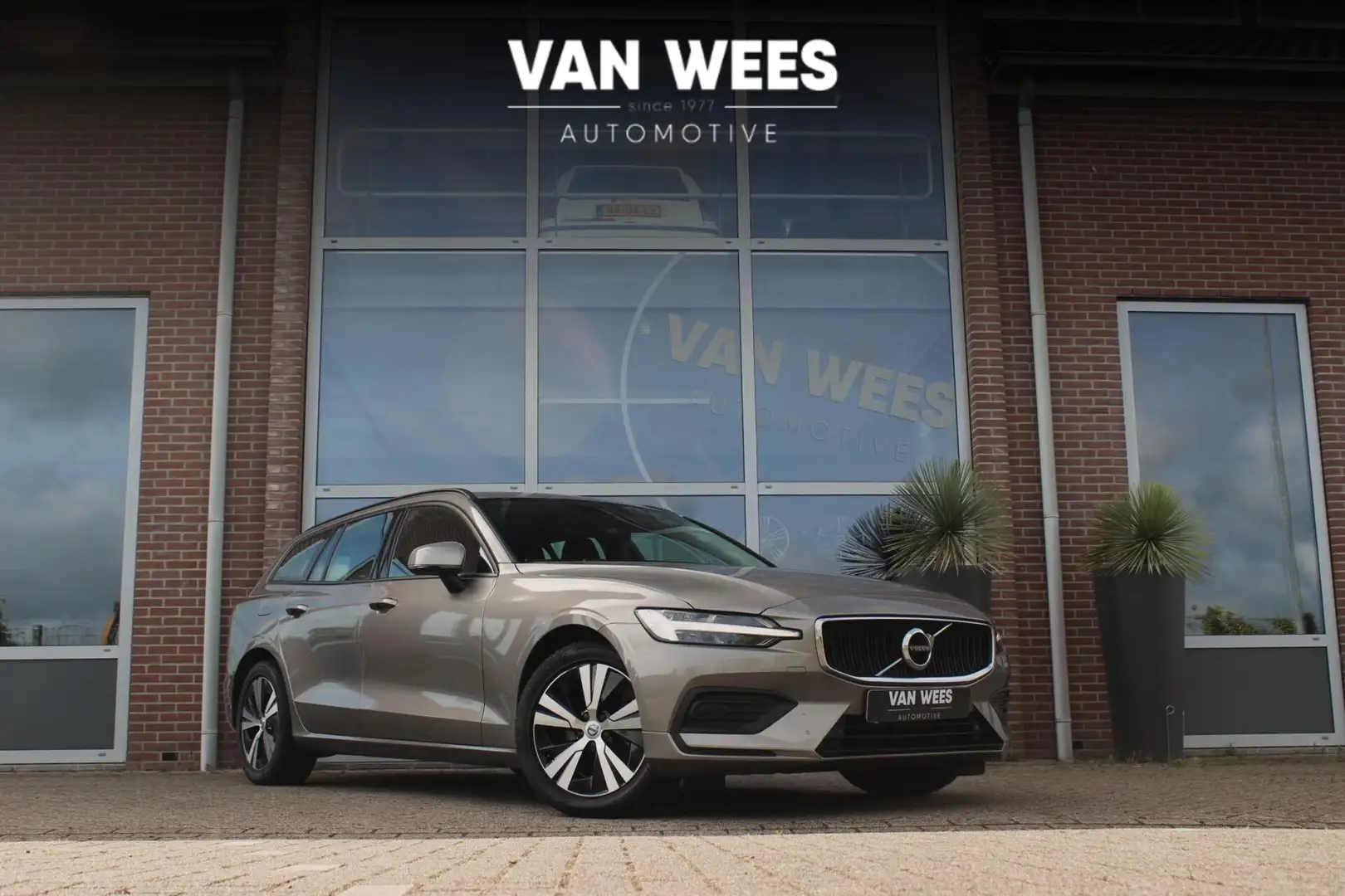 Volvo V60 2.0 B3 Momentum Advantage | 1e eigenaar | BTW auto Grey - 1