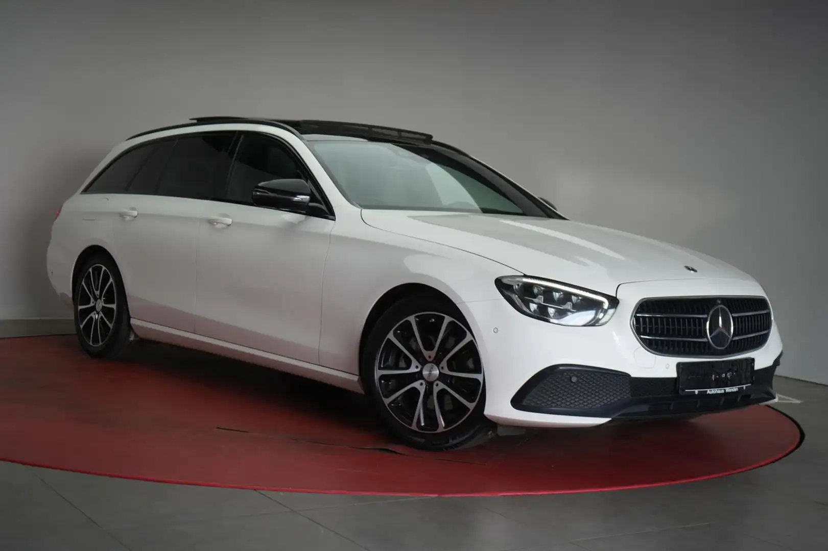 Mercedes-Benz E 220 d T 9G-Tronic Navi/Leder/Distronic/Pano/La White - 1