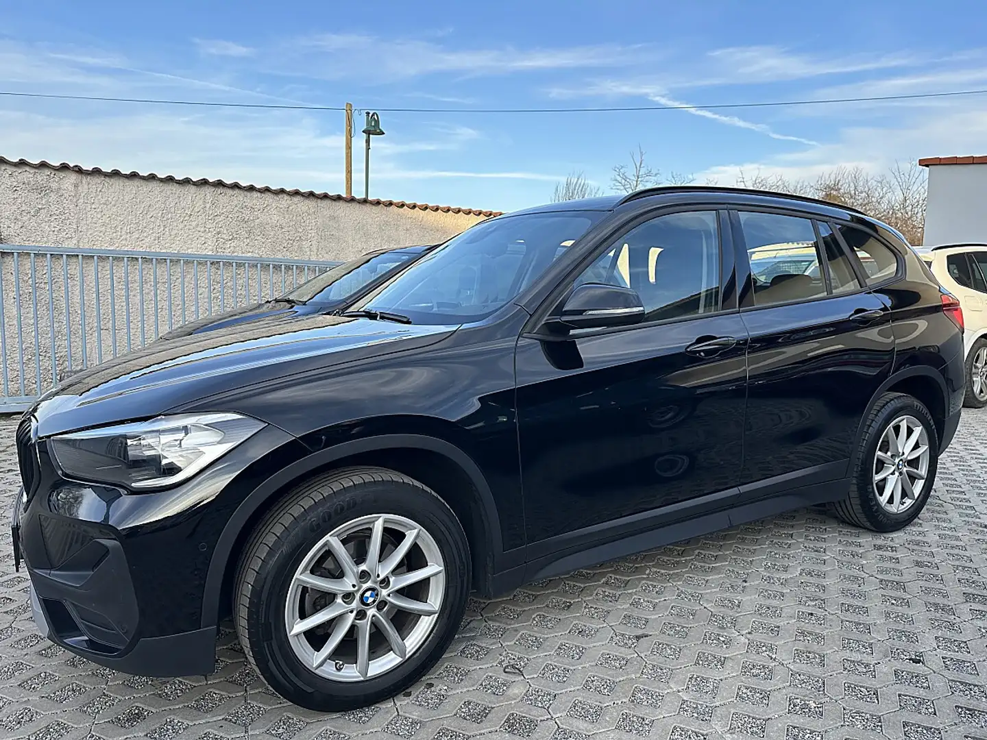BMW X1 sDrive16d Schwarz - 2