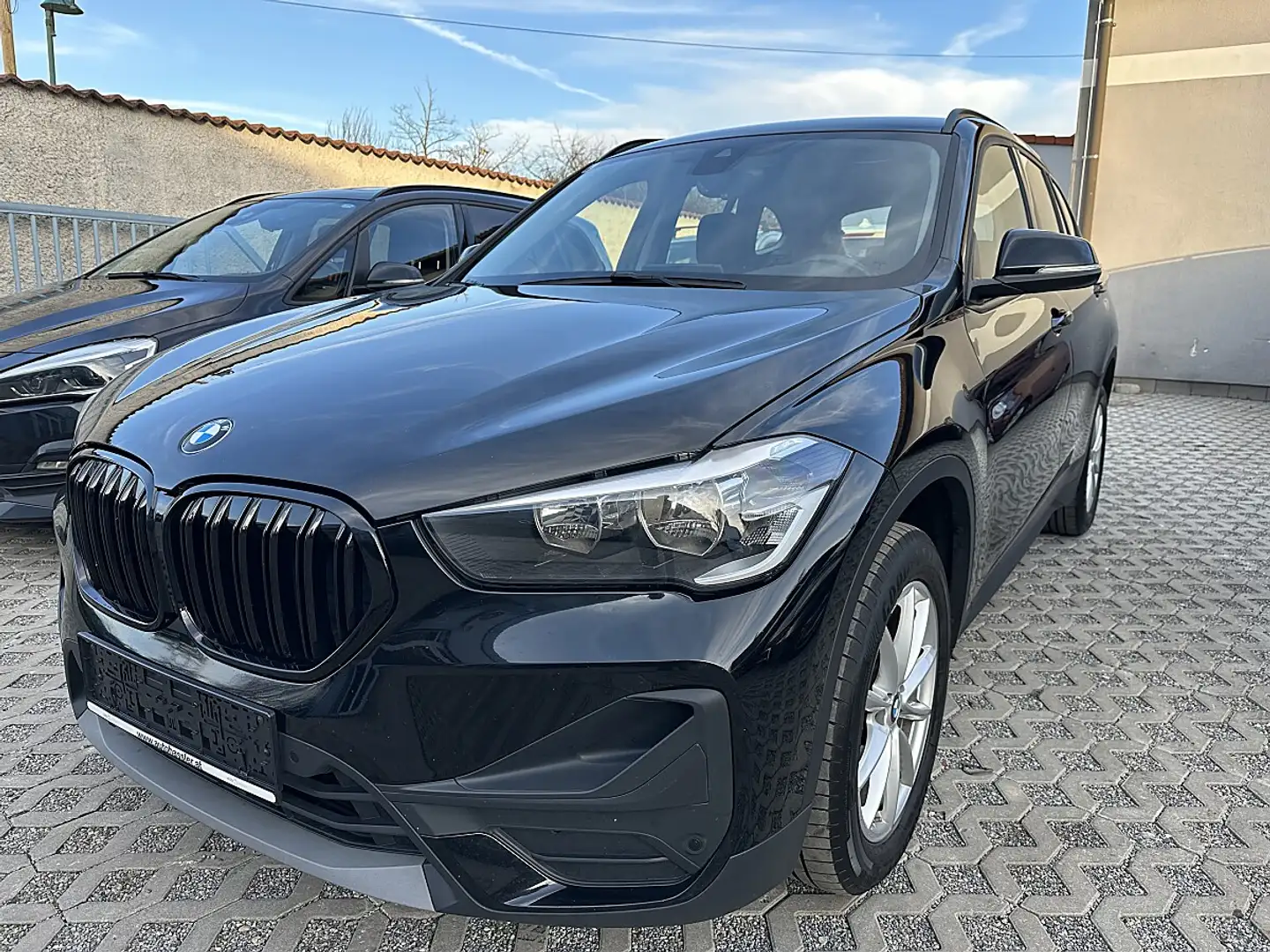 BMW X1 sDrive16d Schwarz - 1