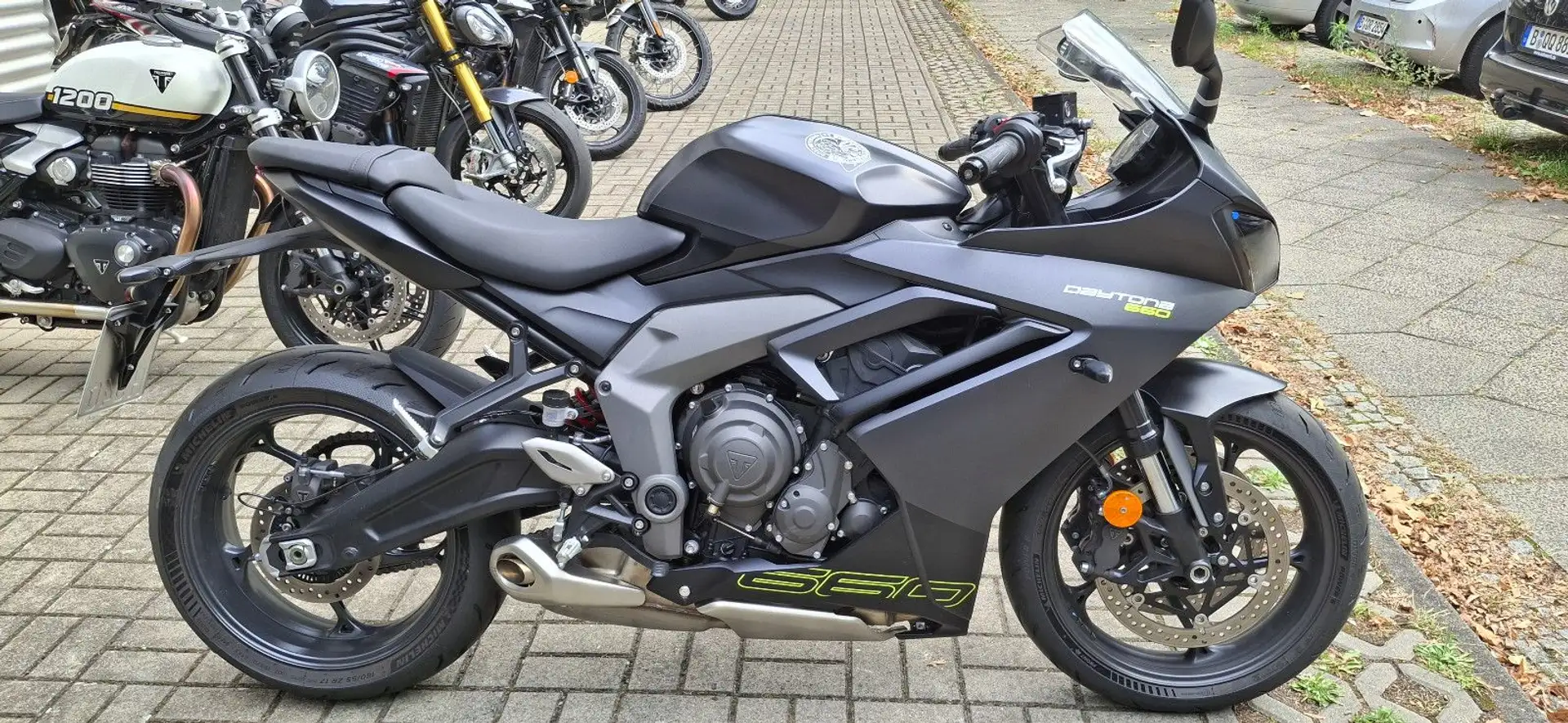 Triumph Daytona 660 - 1
