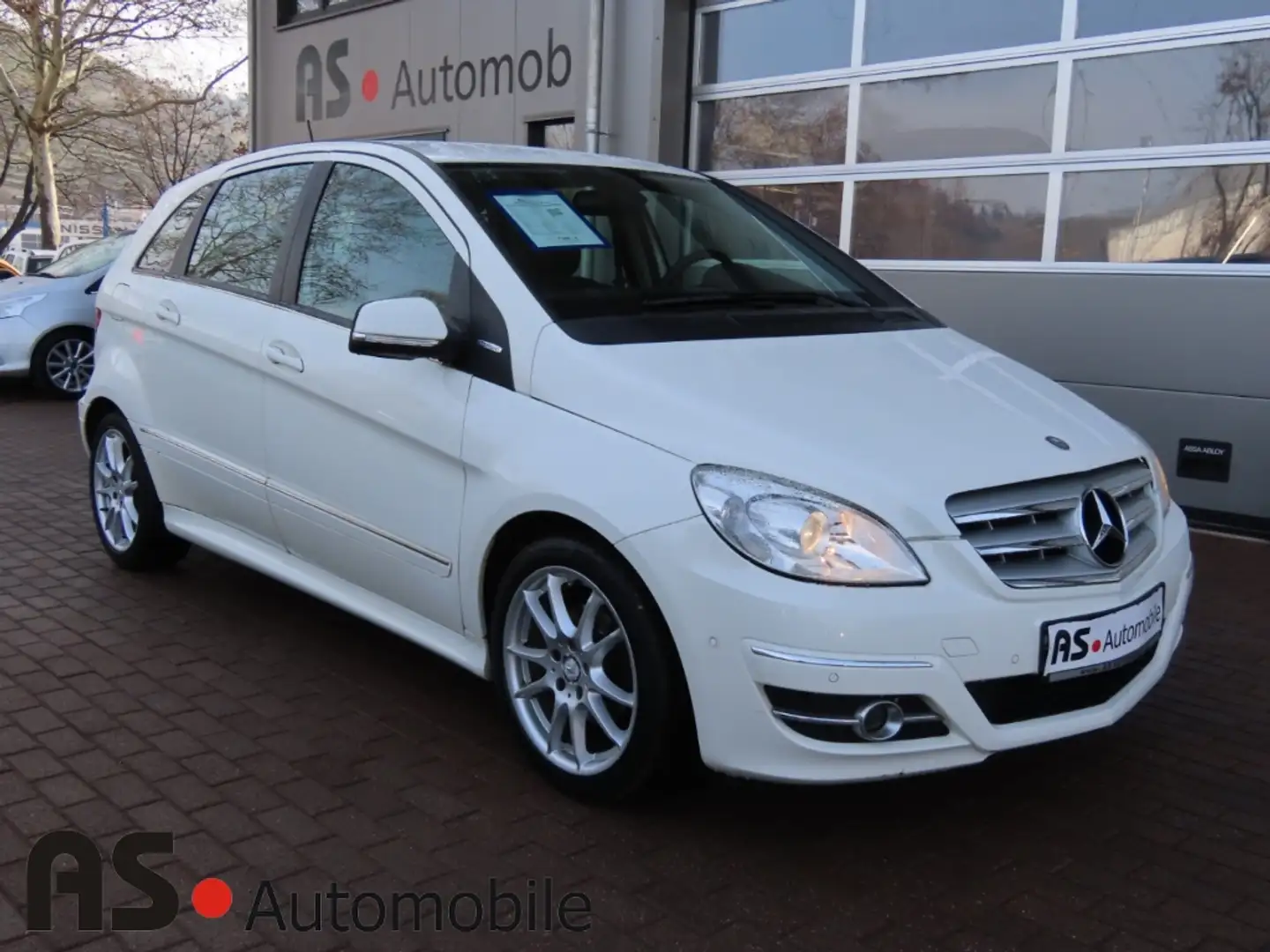 Mercedes-Benz B 180 2.Hd*Gar*Klima*SHZ*SportPaket*PDC*8-fach Biały - 1