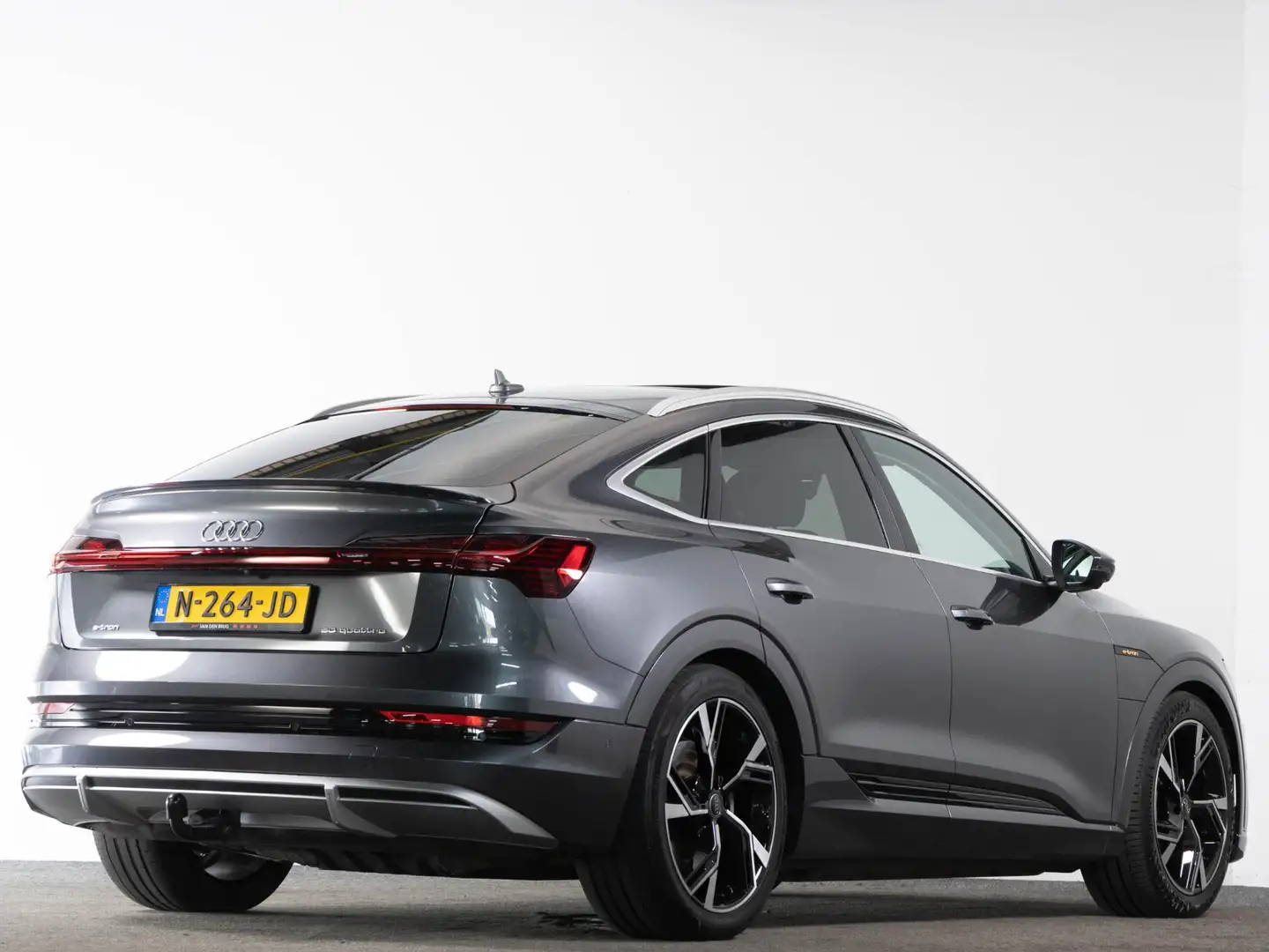 Audi e-tron Sportback 50 quattro 313 pk 71 kWh LED Plus | Pano Grijs - 2
