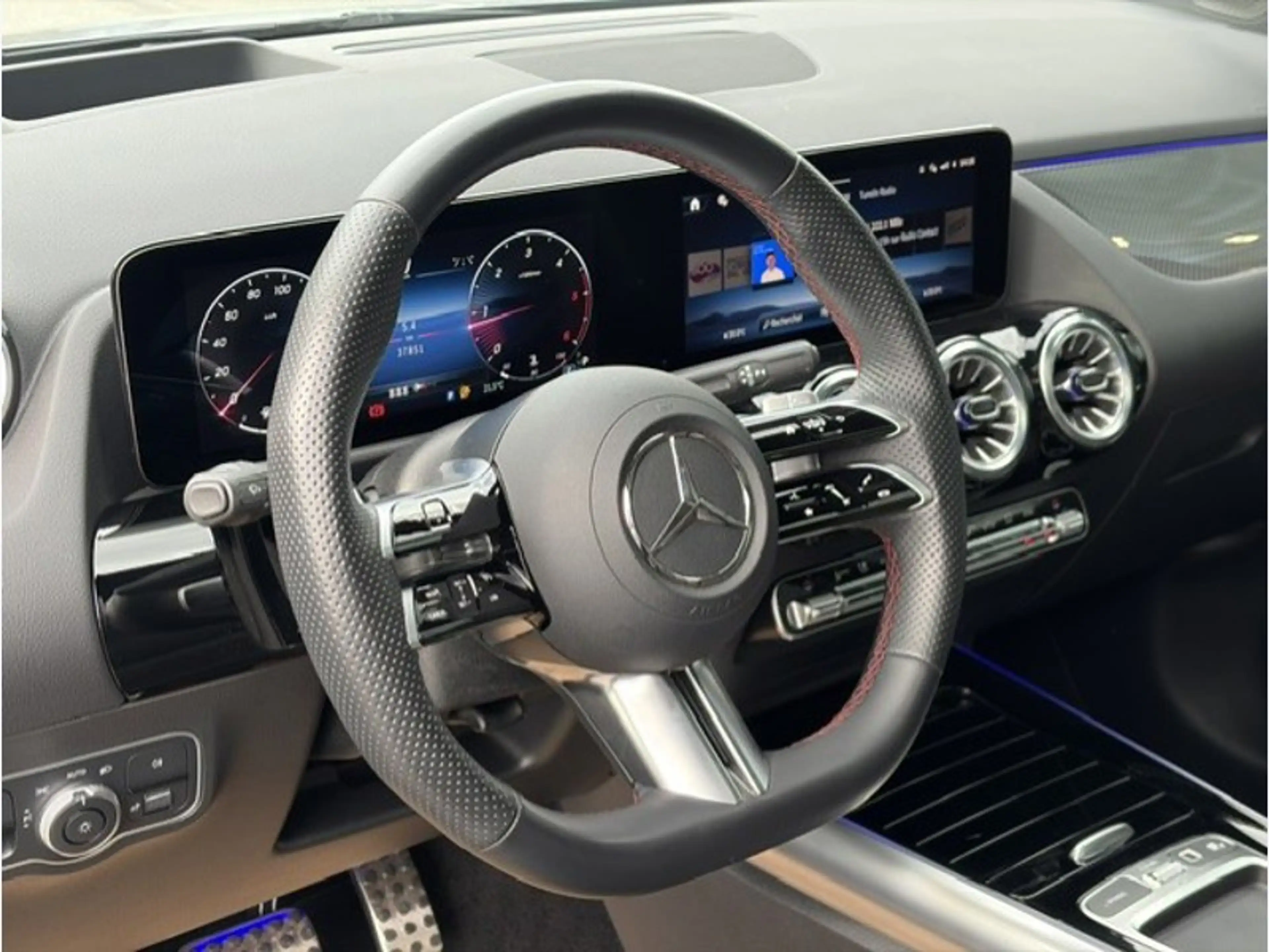 Mercedes-Benz GLA 180 d AMG PAck Night Pano Attelage — photo 3