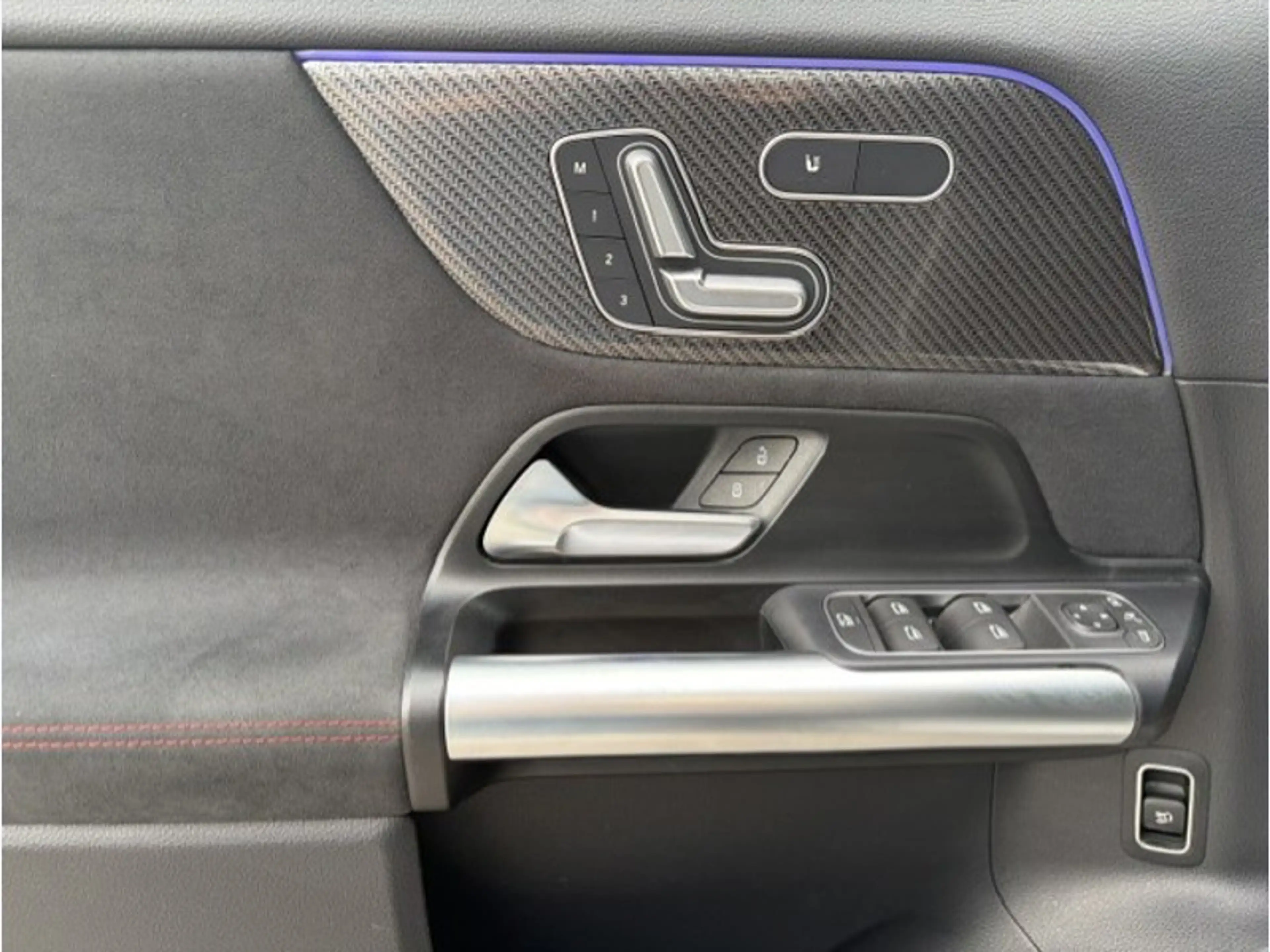 Mercedes-Benz GLA 180 d AMG PAck Night Pano Attelage — photo 15