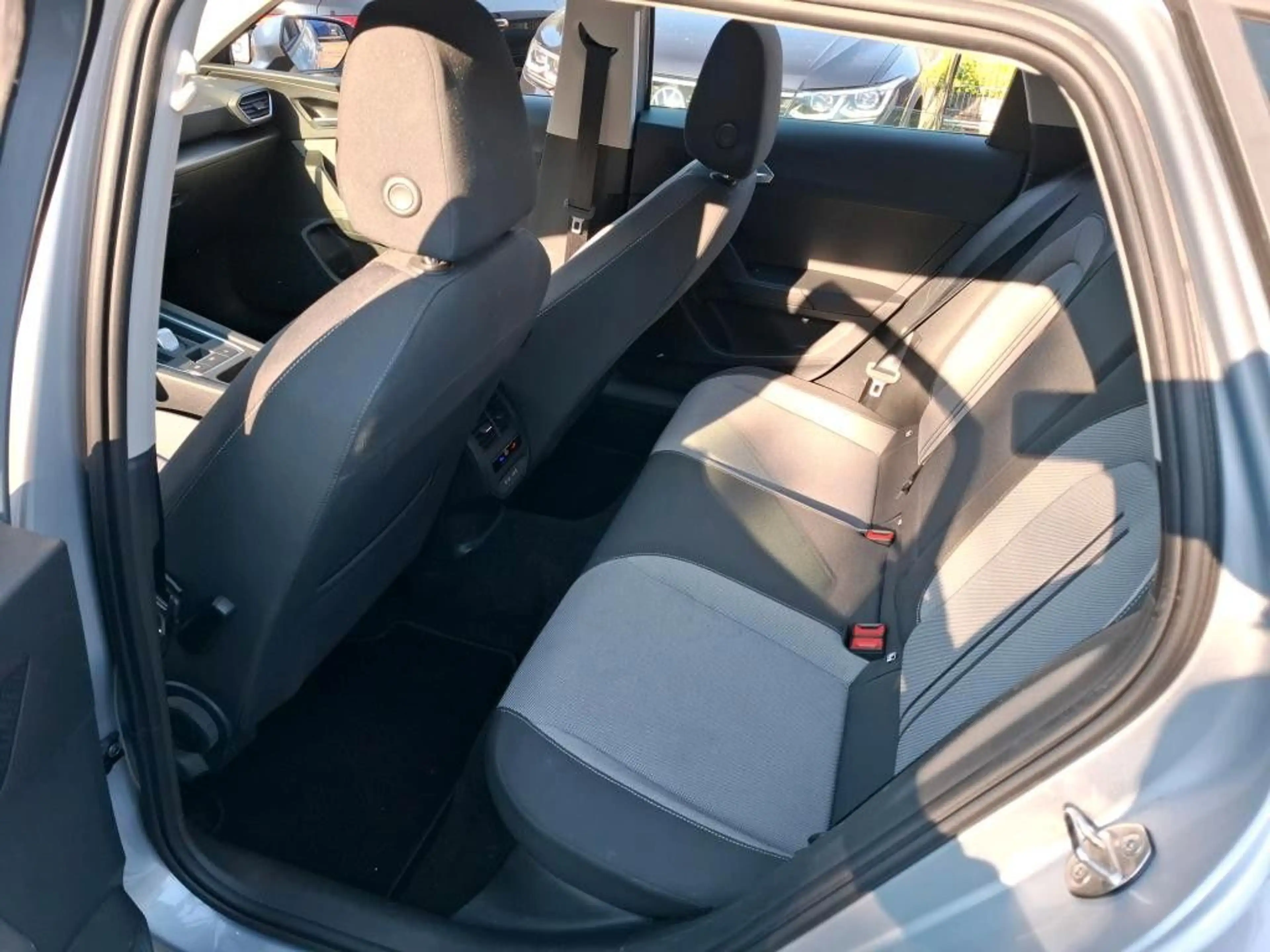 SEAT Leon Sportstourer Style 2.0TDI DSG Navi SHZ LED — photo 6