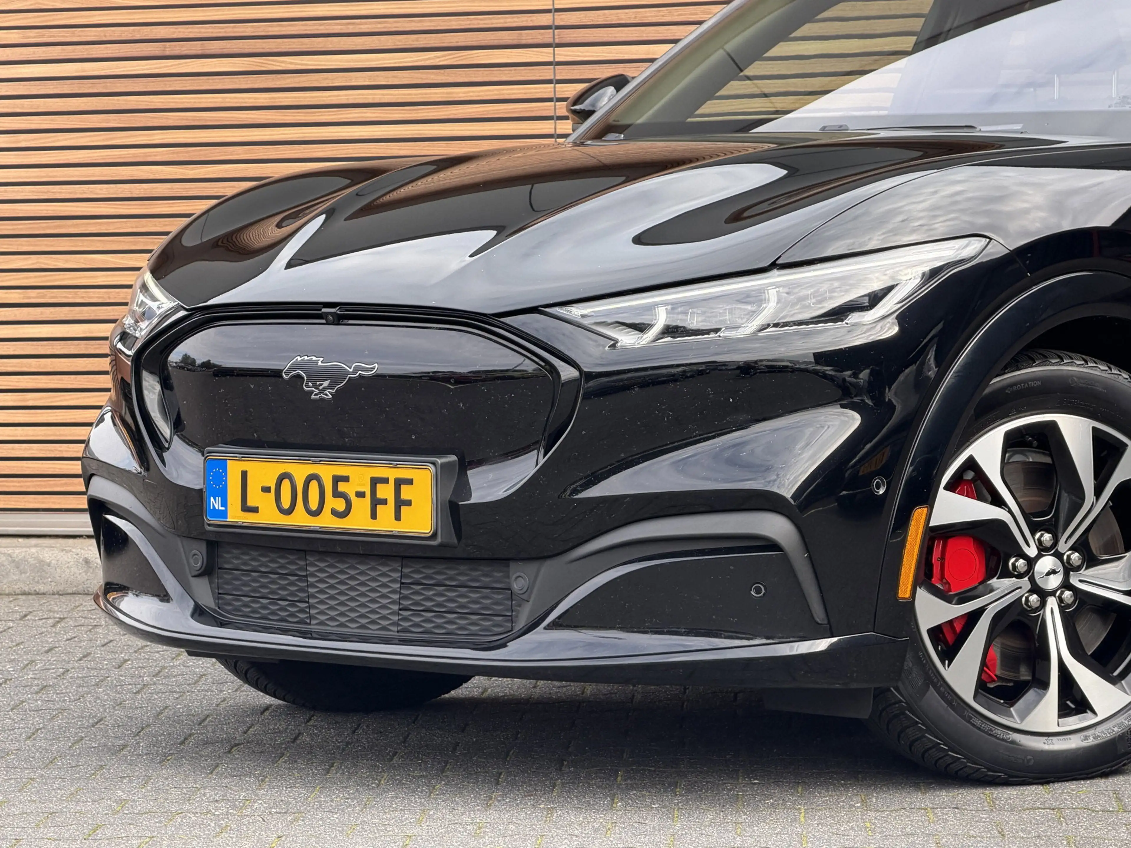 Ford Mustang Mach-E AWD 75 kWh — photo 2