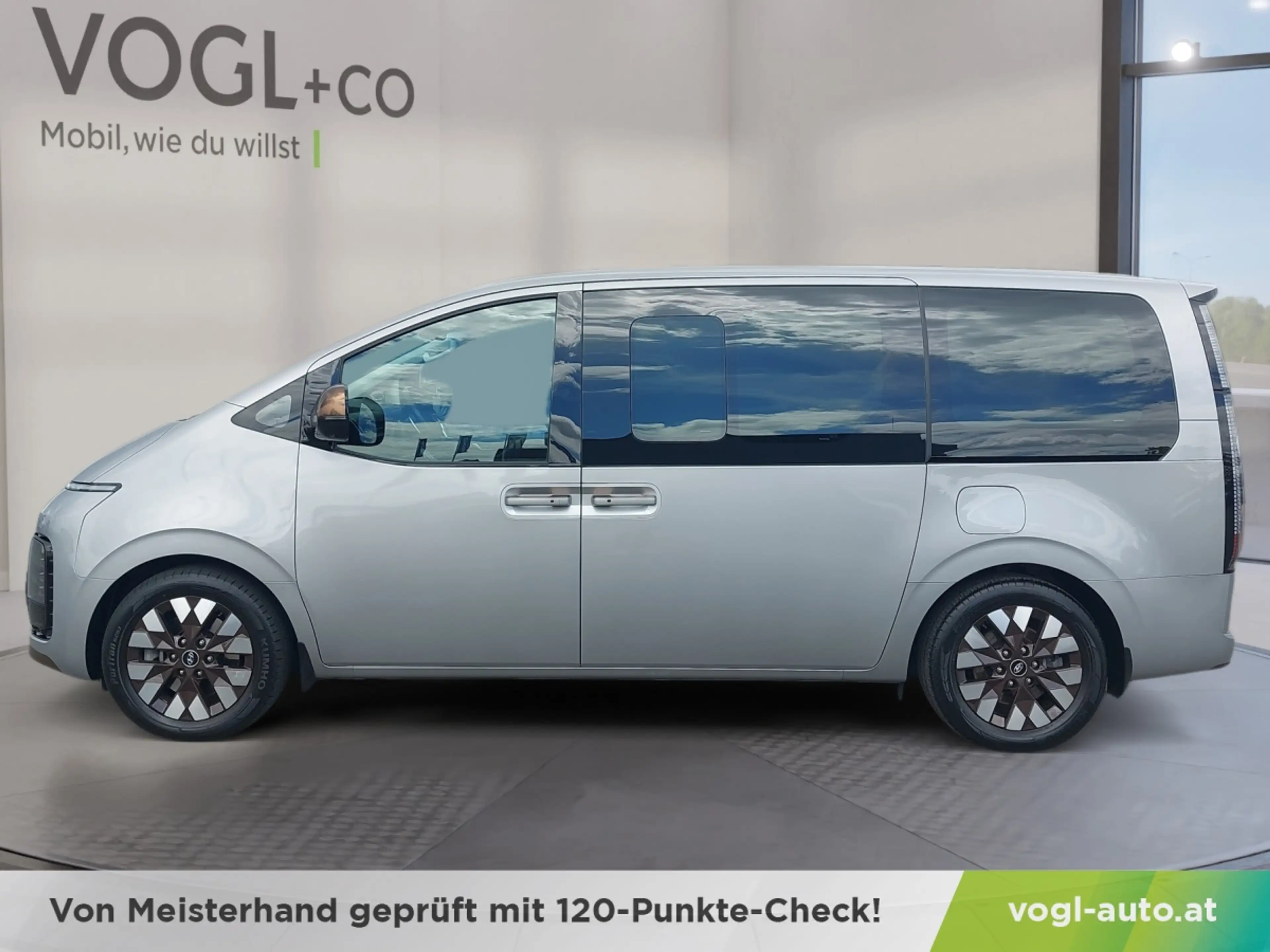 Hyundai STARIA Bus Luxury Line 2.2 CRDi 4WD AT 130Kw 177PS — photo 2