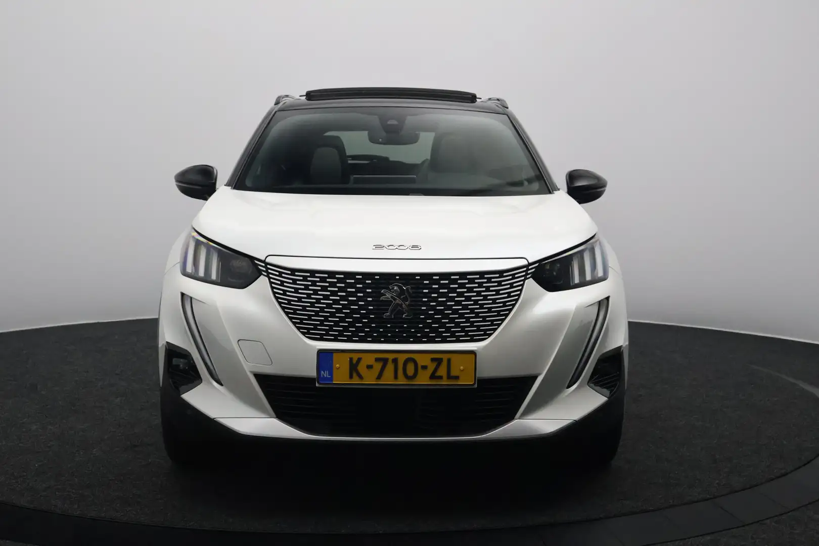 Peugeot e-2008 EV GT Pack 50 kWh 3 Fase SOH 91.5% | Panoramadak | Blanc - 2