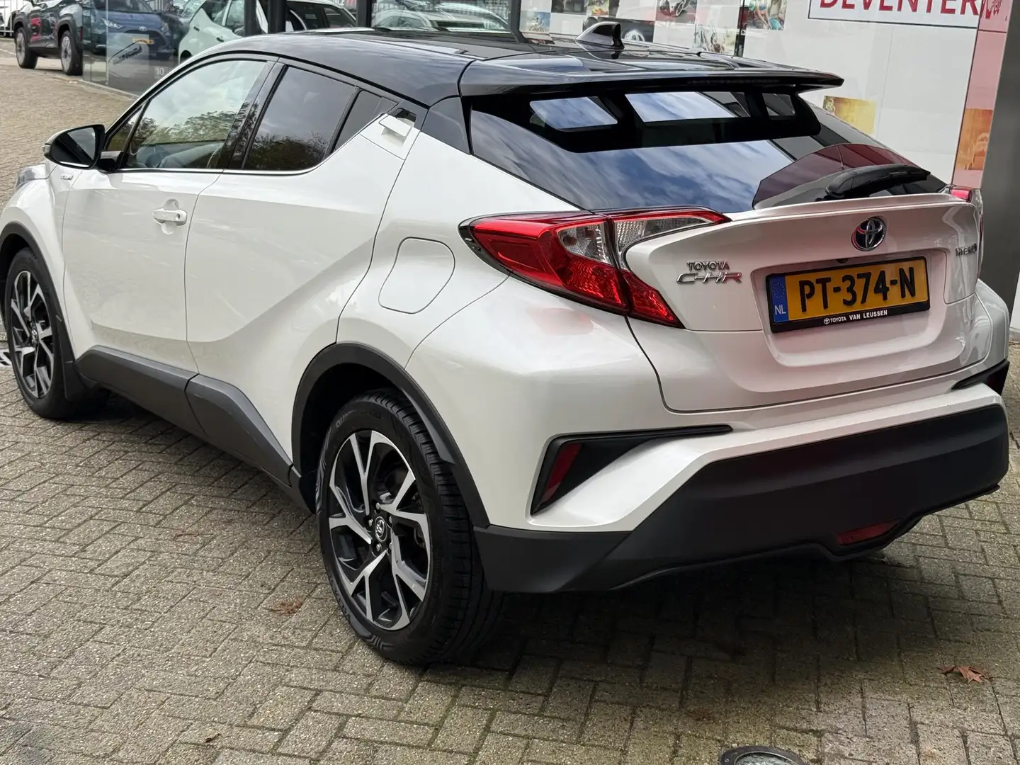 Toyota C-HR 1.8 HYBRID BI-TONE AD-CRUISE CAMERA STOELVERWARMIN Blanc - 2
