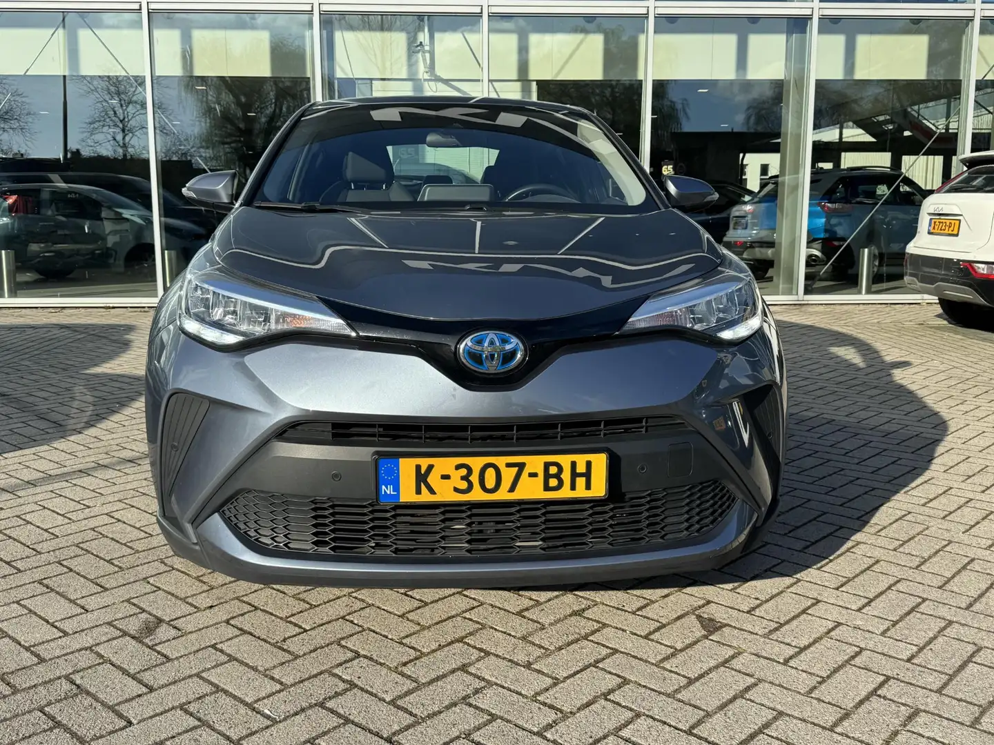 Toyota C-HR 1.8 Hybrid Active Grijs - 2