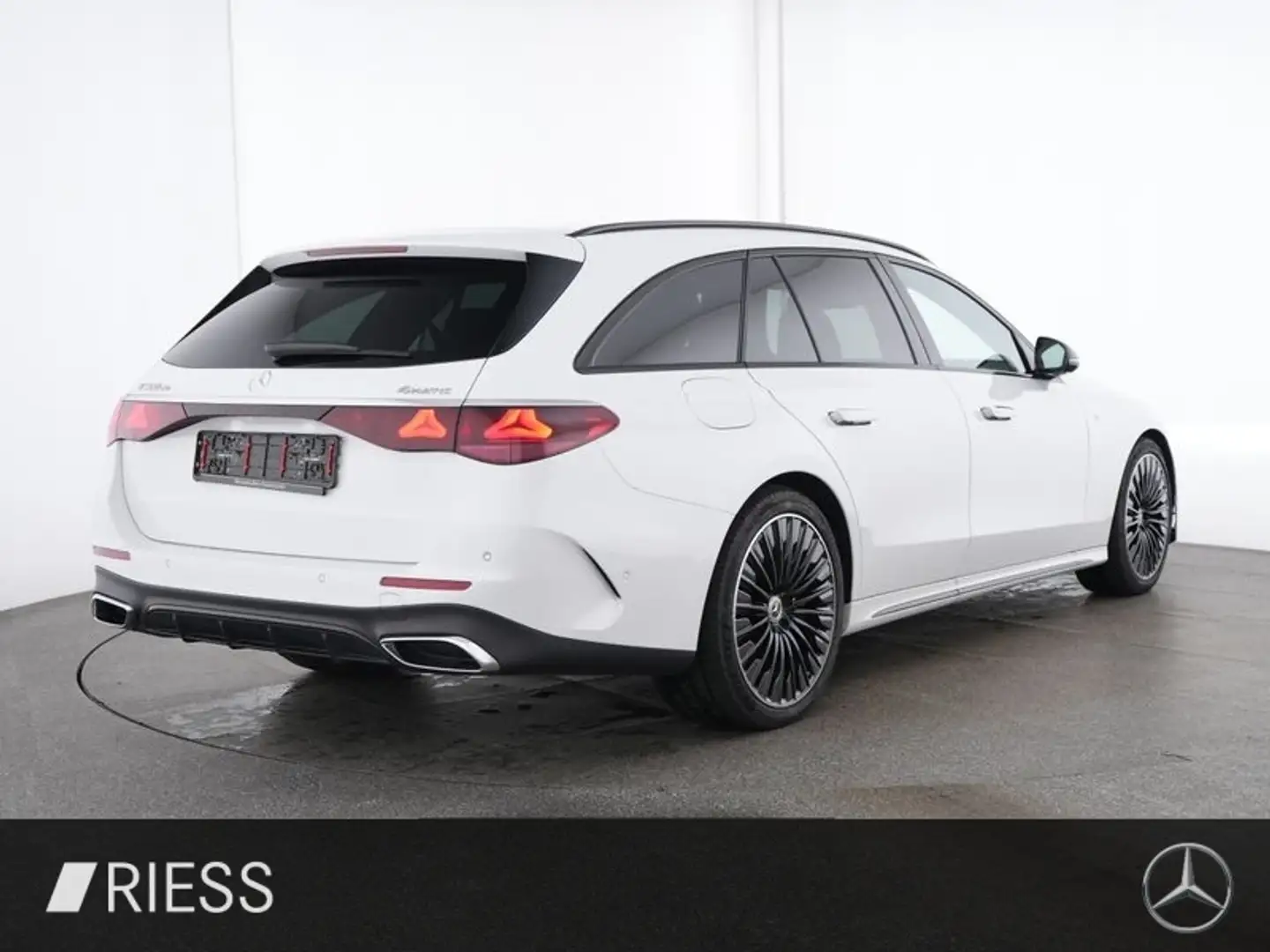 Mercedes-Benz E 300 de 4M T AMG Sport Night Distr Supersc Pano AHK Blanc - 2