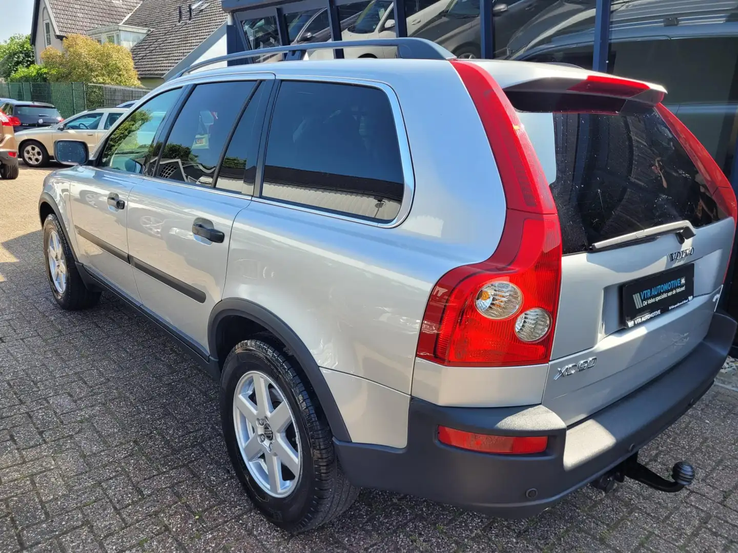 Volvo XC90 2.5 T Momentum AWD Automaat LEER / NAVI / SUNROOF Grijs - 2
