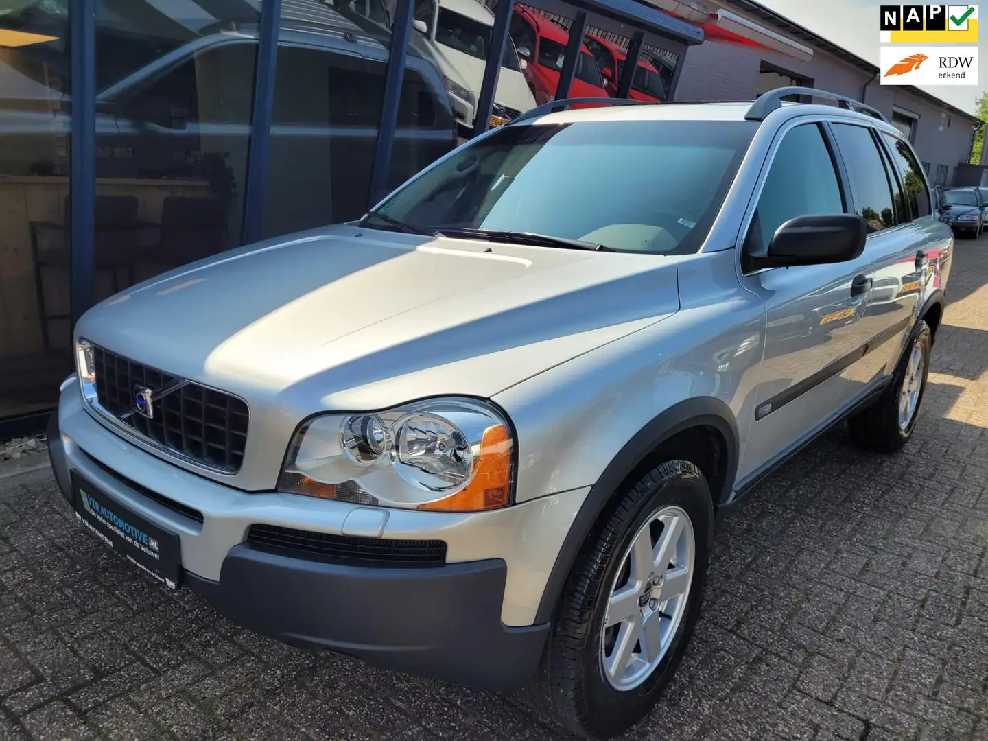 Volvo XC90 2.5 T Momentum AWD Automaat LEER / NAVI / SUNROOF Grijs - 1