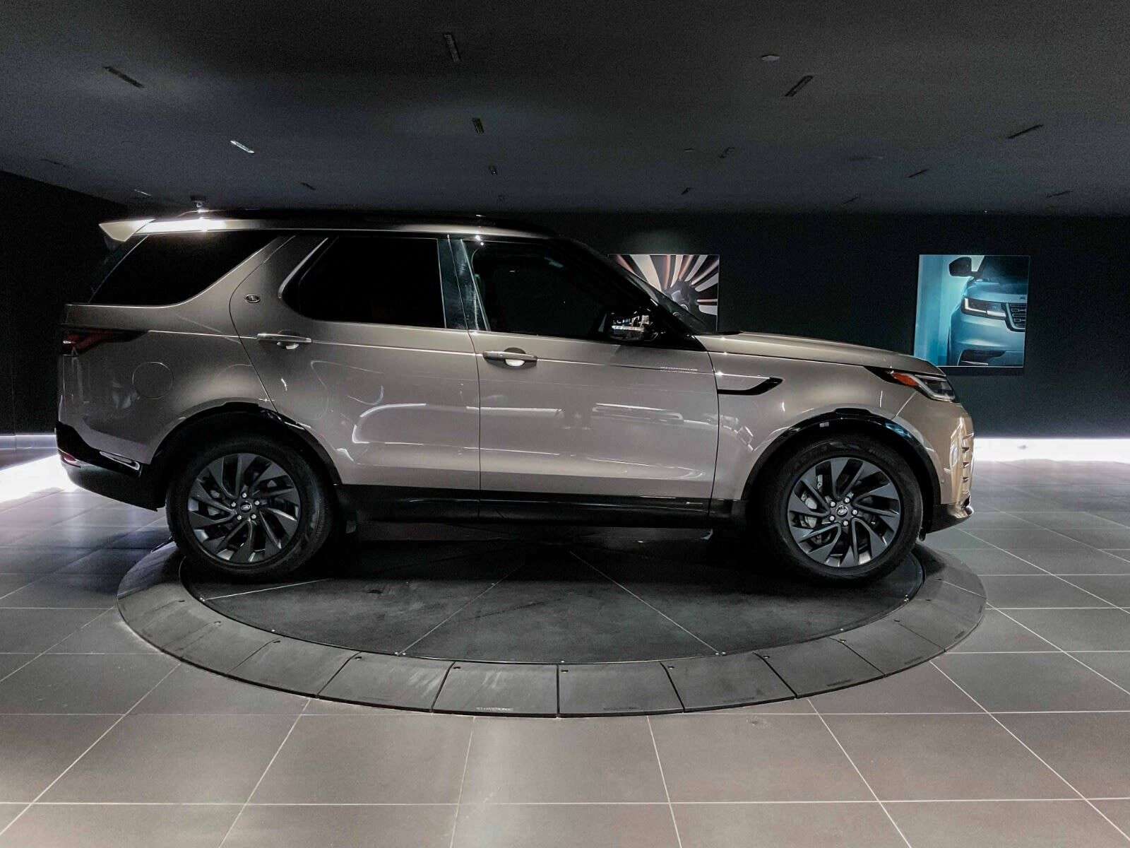 2022 Land Rover Discovery R-Dynamic S | 3rd Row Seating | Sunroof | Navigati alt 4