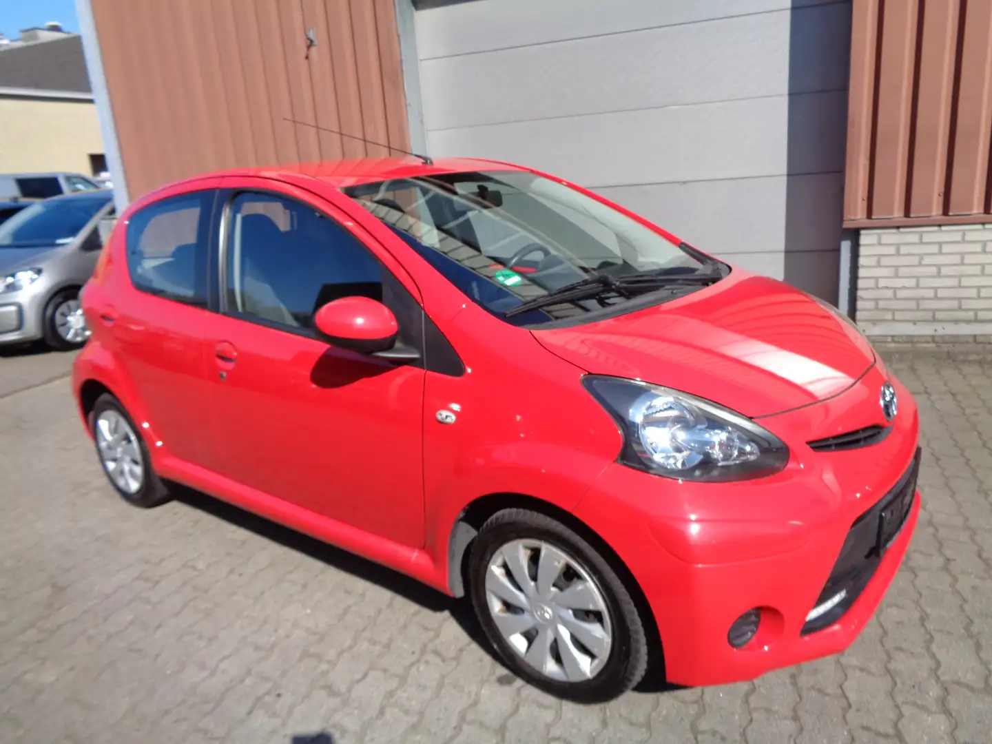 Toyota Aygo 1.0 Cool & Go, Klima, Ganzjahresreifen Rot - 1