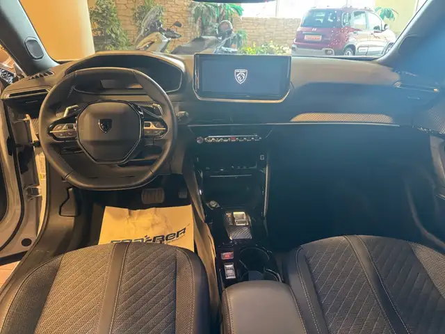 Peugeot 2008 view 11