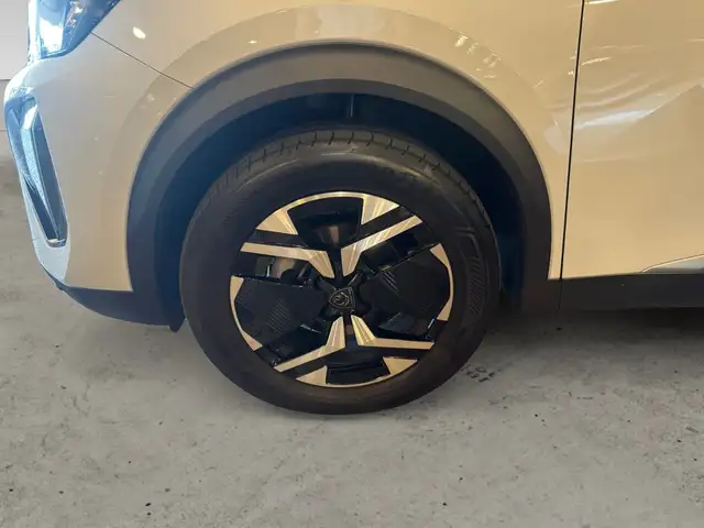 Peugeot 2008 view 5