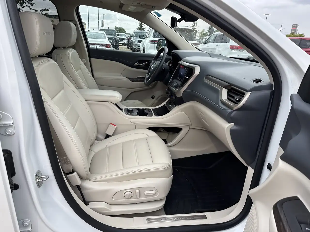 GMC Acadia снимка GMC Acadia