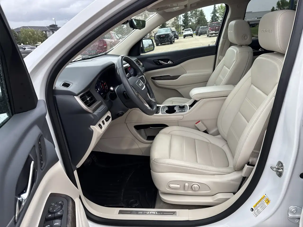 GMC Acadia снимка GMC Acadia