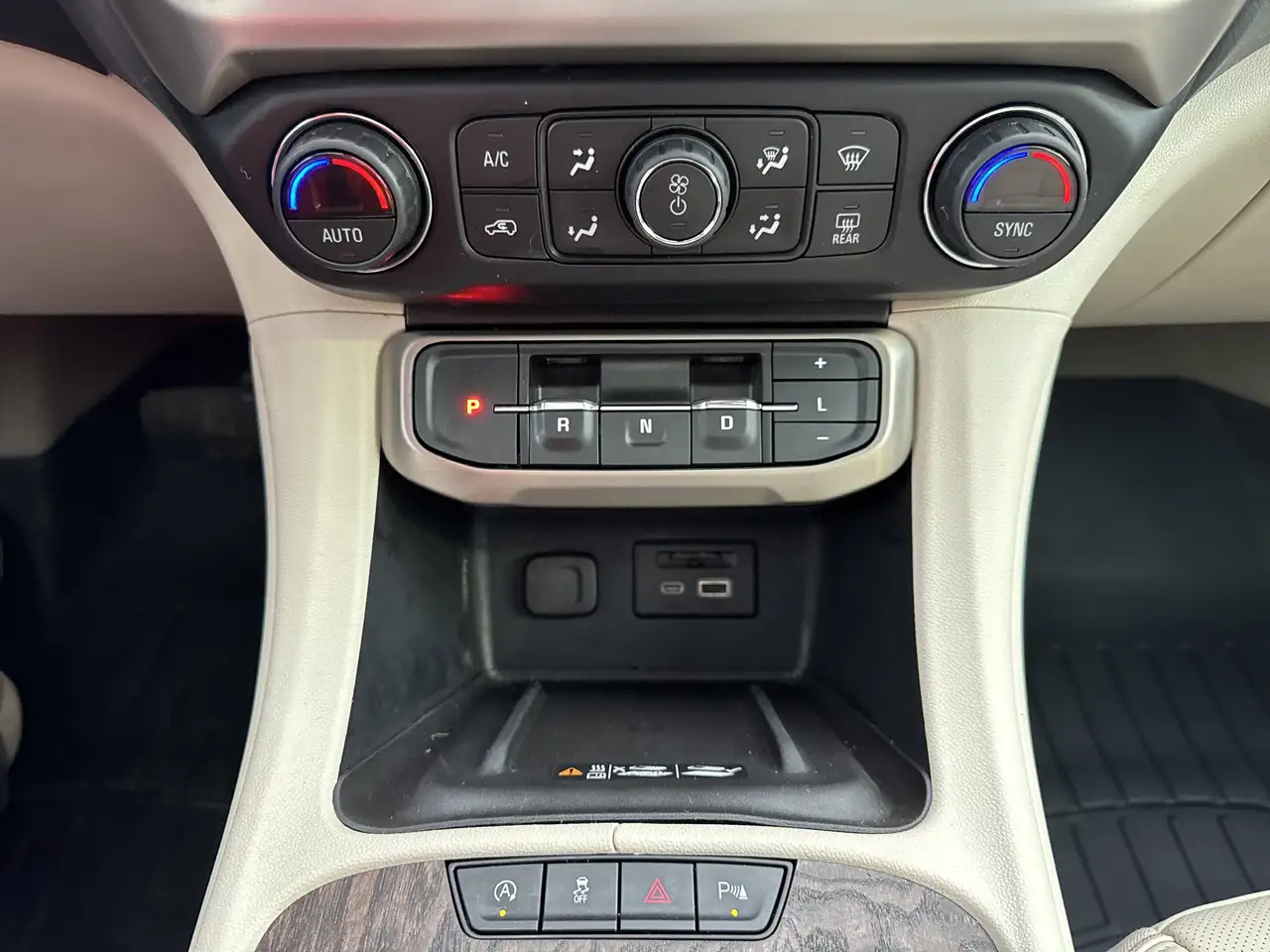 GMC Acadia снимка GMC Acadia