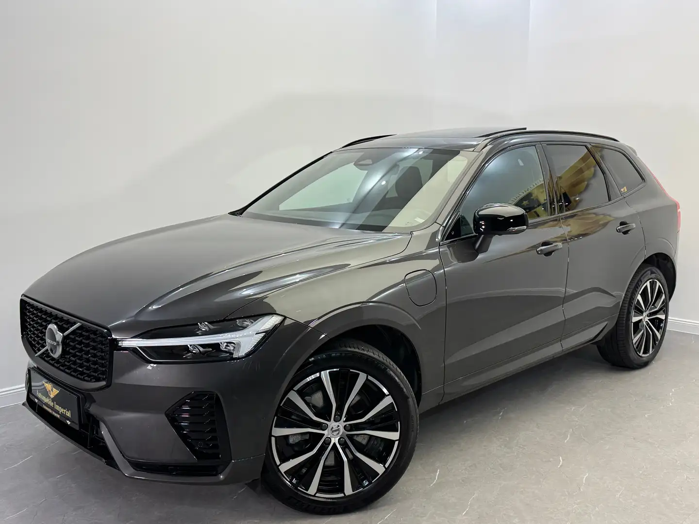 Volvo XC60 T6 Hybrid  // PLUS DARK // 1.BESITZ // PANO // Grau - 2