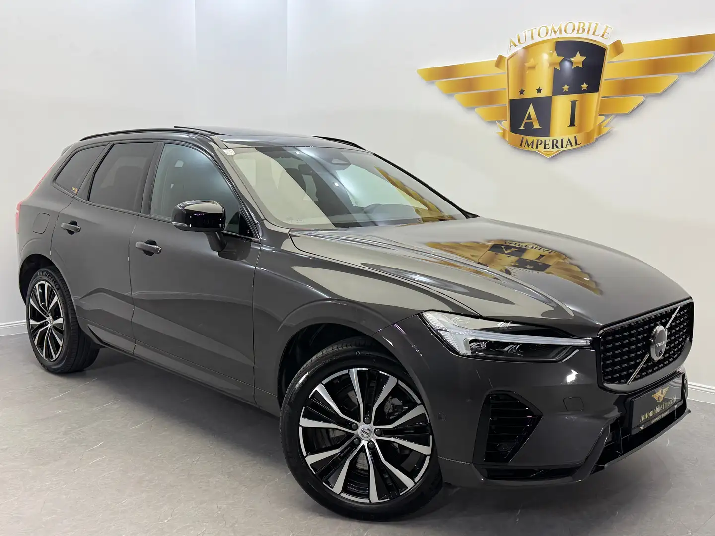 Volvo XC60 T6 Hybrid  // PLUS DARK // 1.BESITZ // PANO // Grau - 1