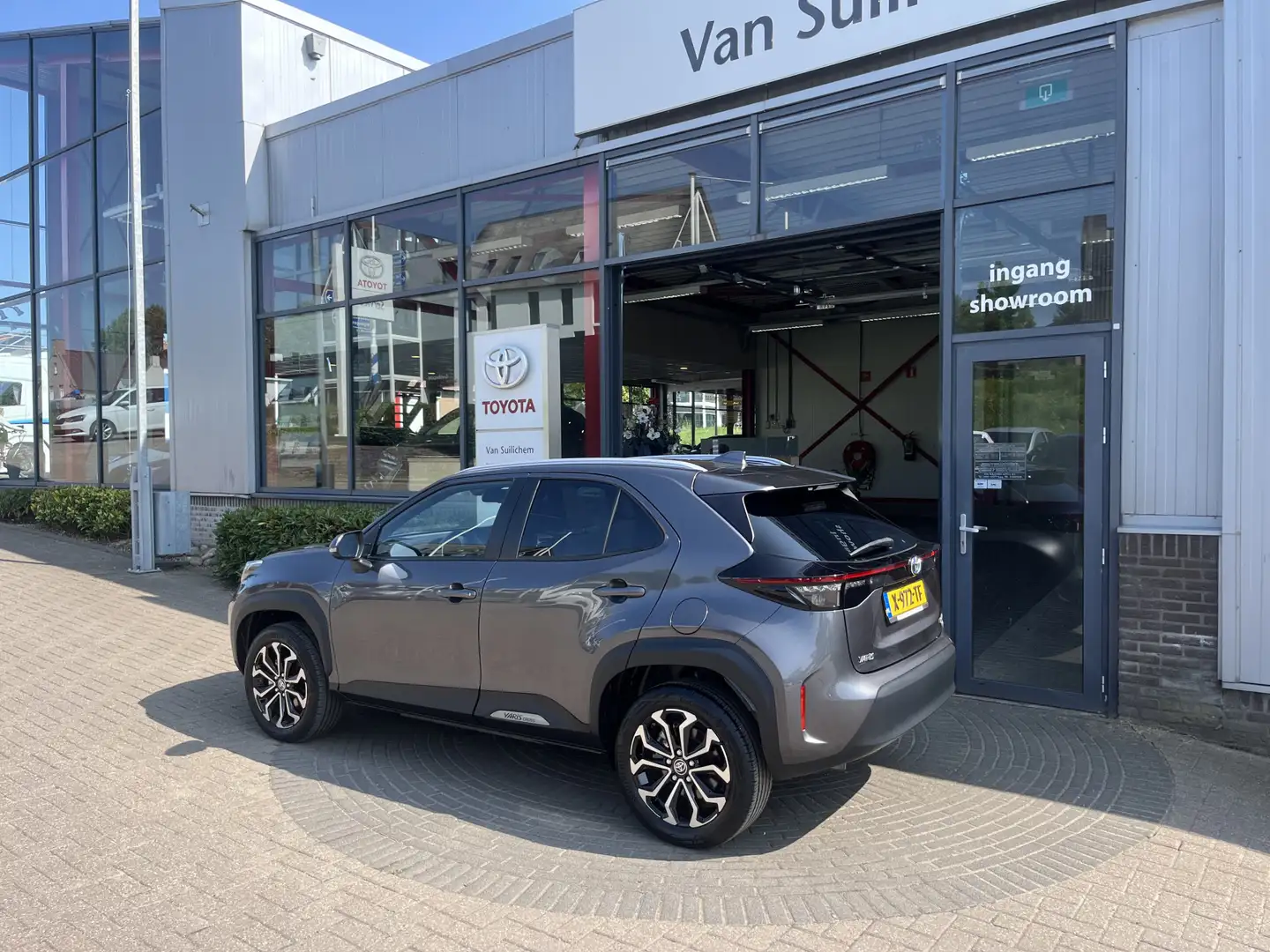 Toyota Yaris Cross 1.5 Hybrid Dynamic Grijs - 2