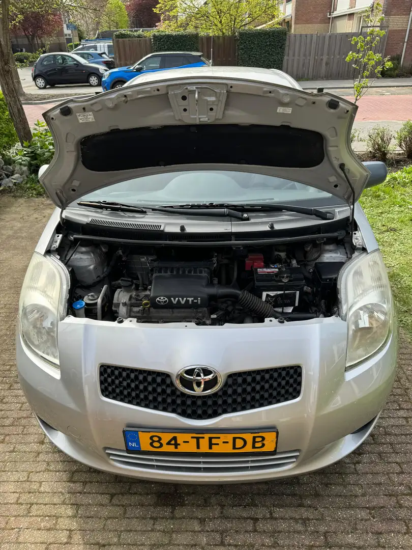 Toyota Yaris 1.3 VVTi Sol MMT Stříbrná - 2