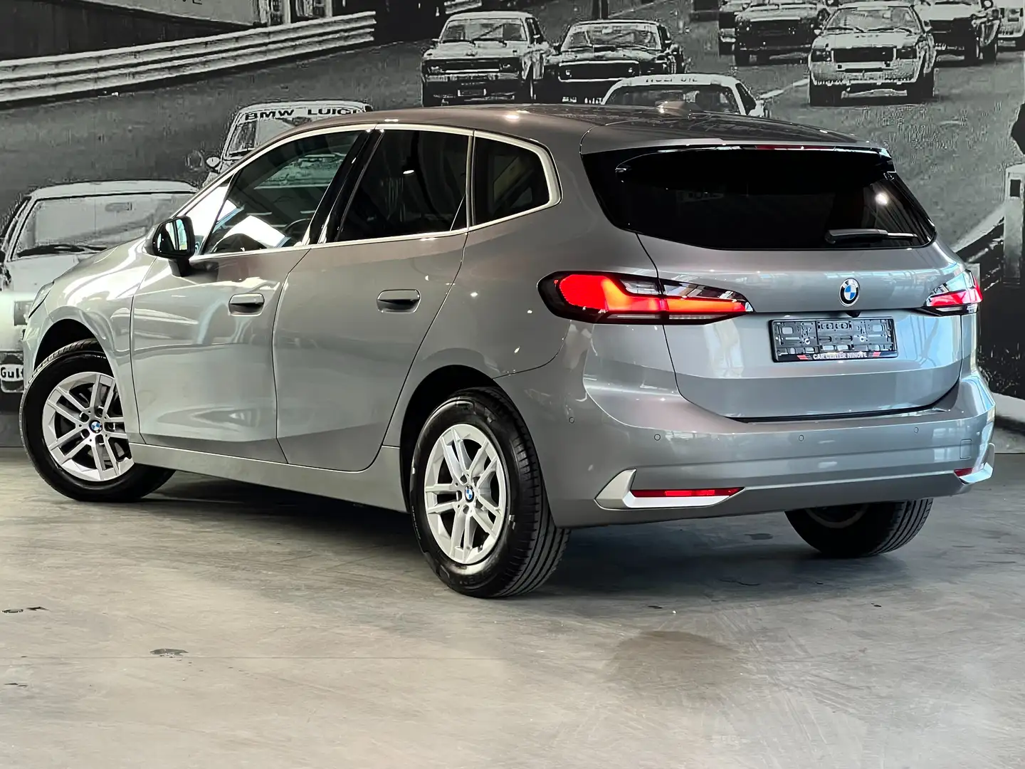 BMW 218 D Active Tourer Aut. / Cam+ParkAssist / Trekhaak Grijs - 2