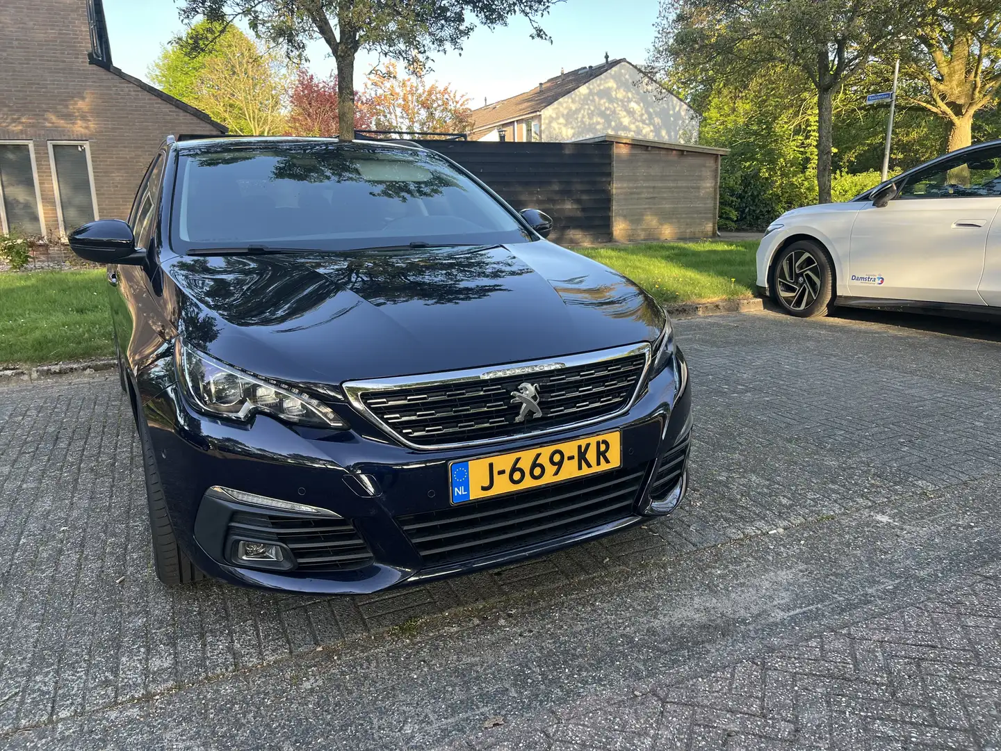 Peugeot 308 1.2 PureTech Allure Modrá - 1