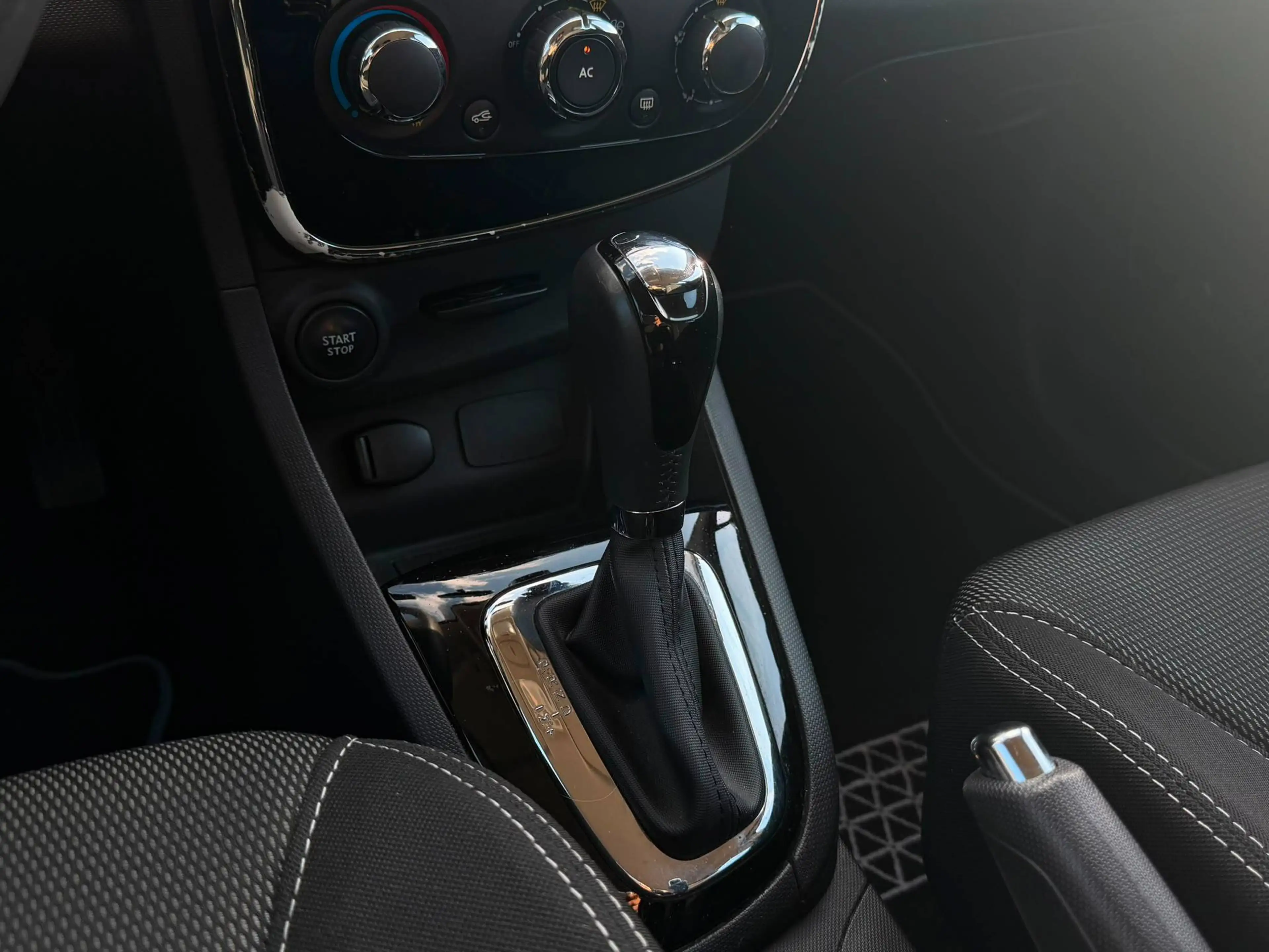 Renault Clio Clio 1.2 TCe Expression EDC — photo 15