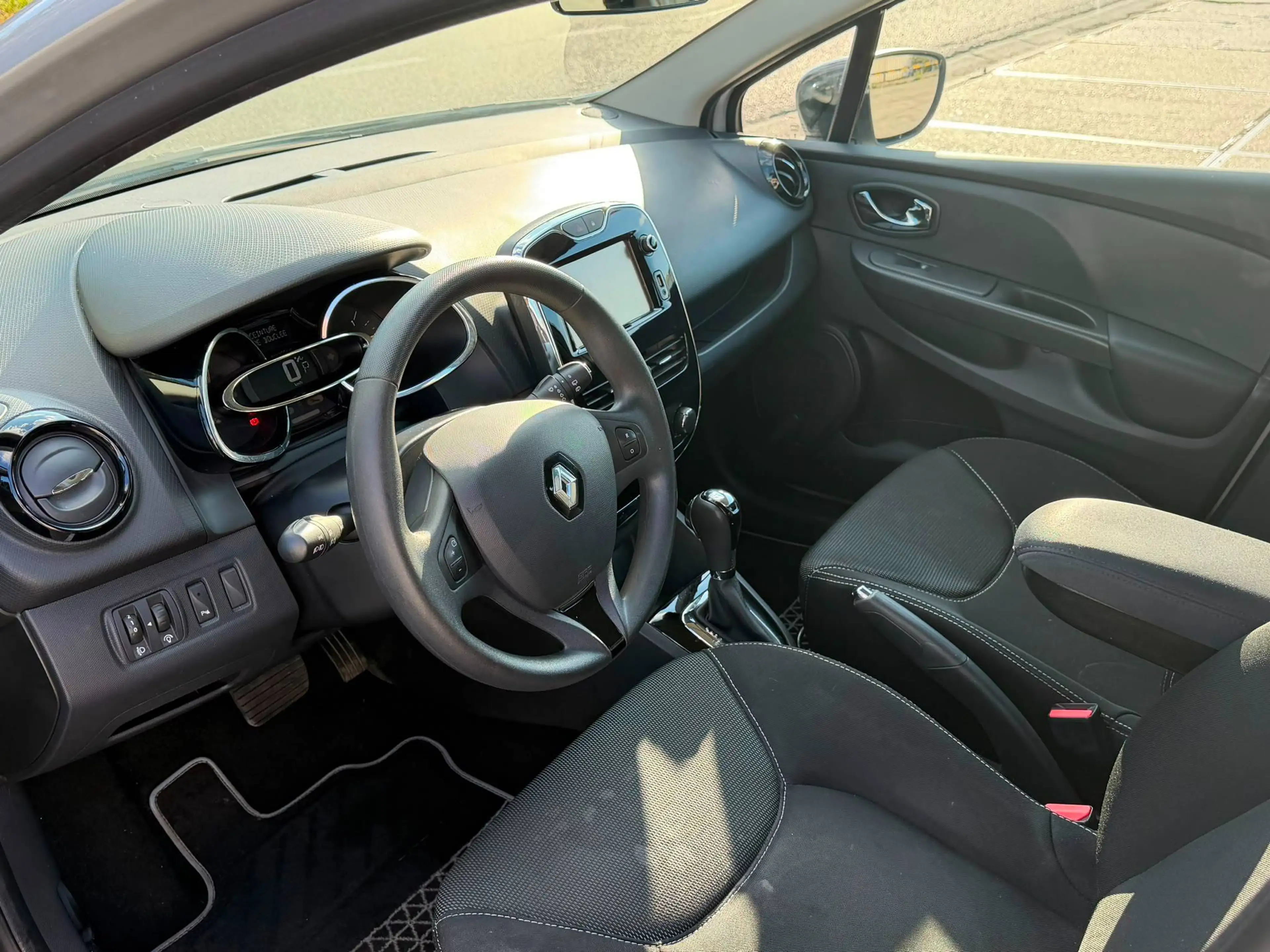 Renault Clio Clio 1.2 TCe Expression EDC — photo 10