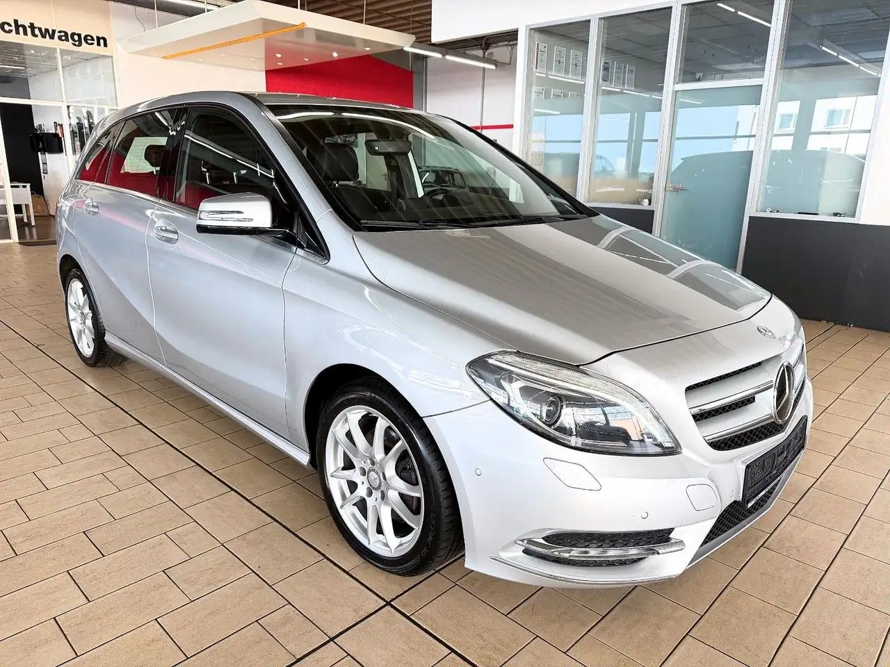 Mercedes-Benz B 180