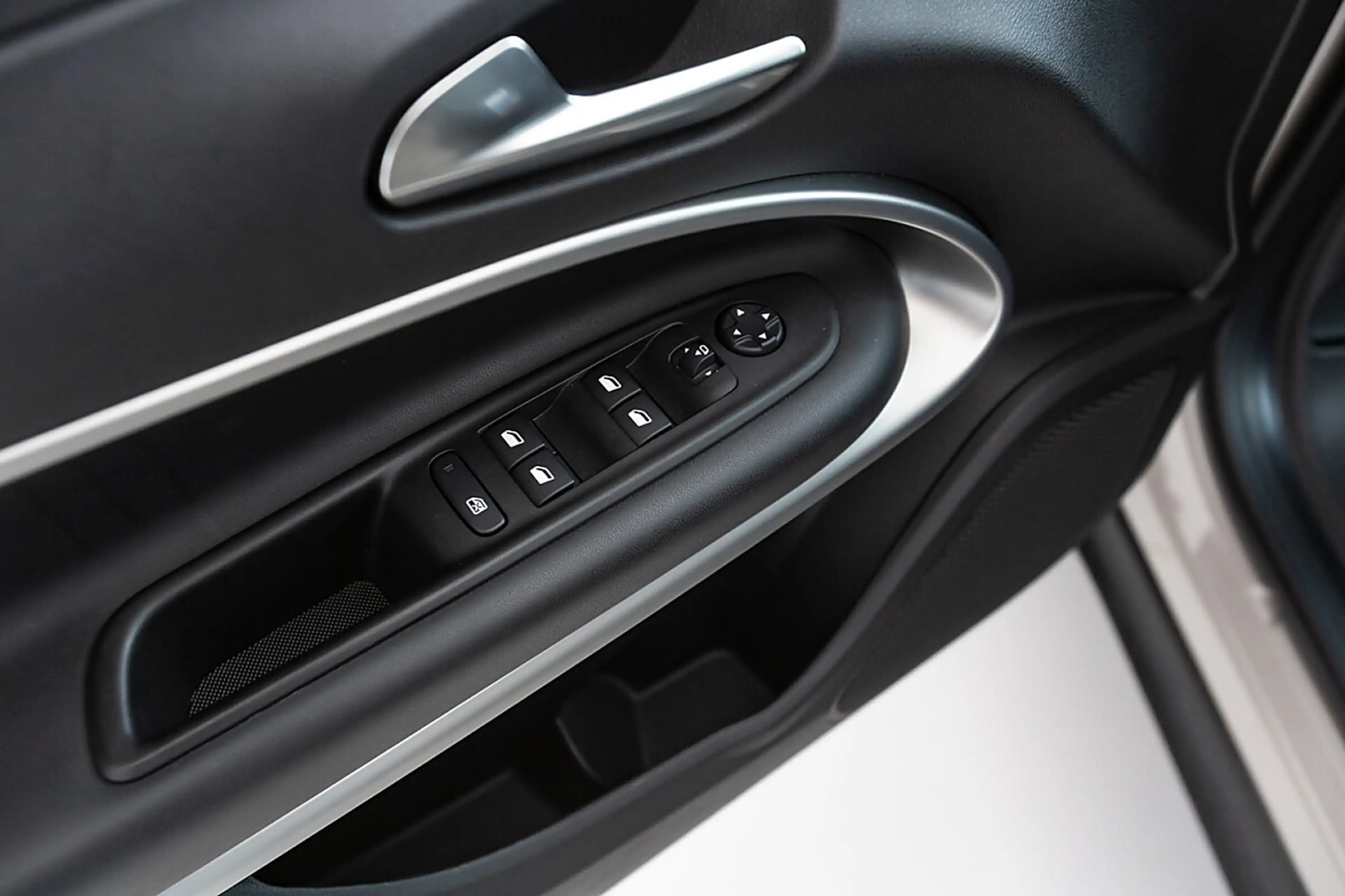 Jeep Avenger 1.2 Mild-Hybrid Summit Mild-Hybrid — photo 13