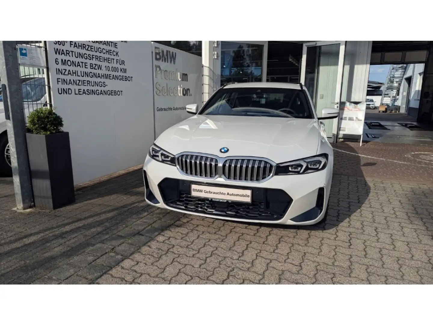 BMW 330 i xDrive Touring M-Sport Navi Soundsystem LED ACC Weiß - 2