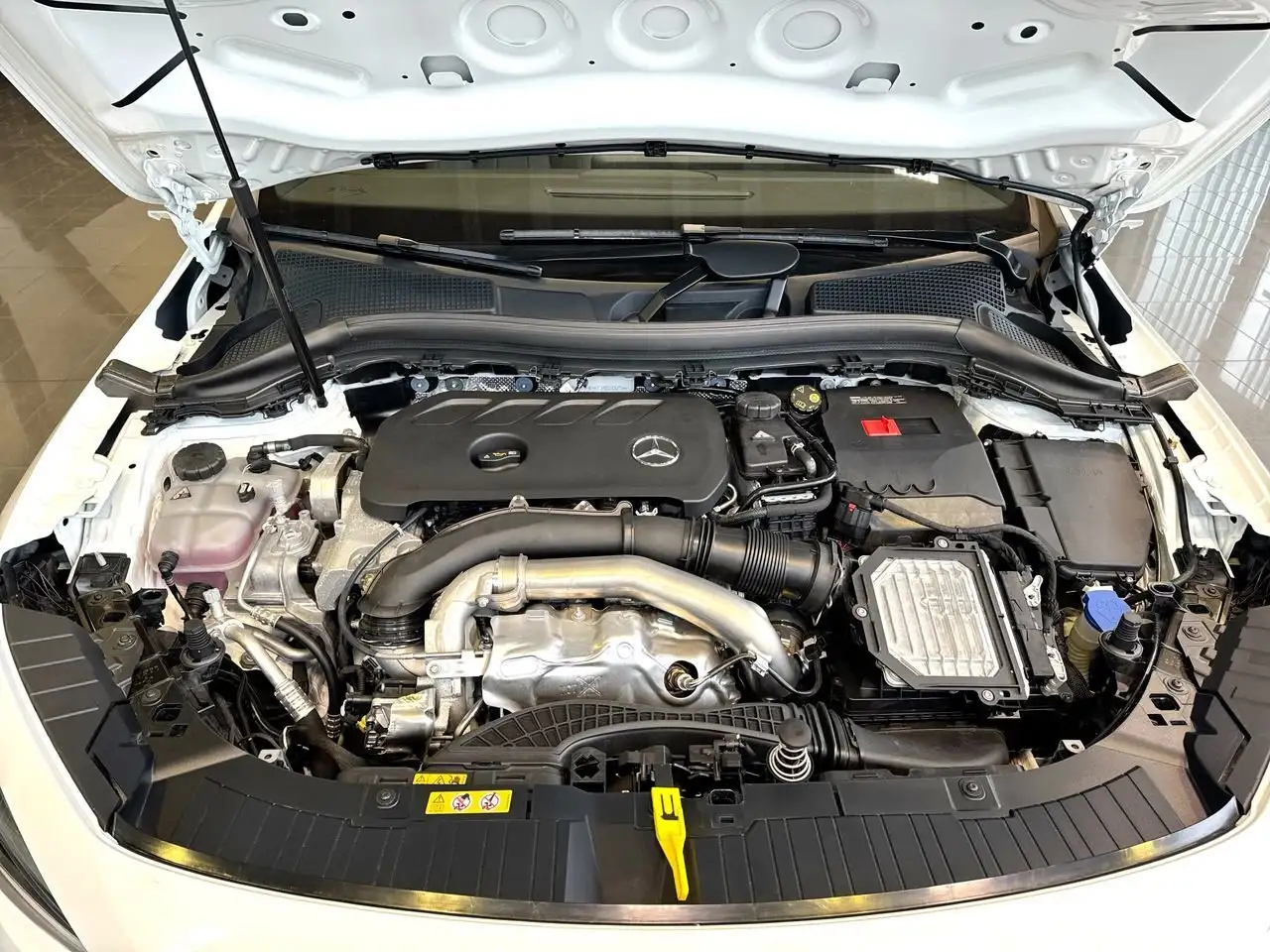 Mercedes-Benz GLA снимка Mercedes-Benz GLA
