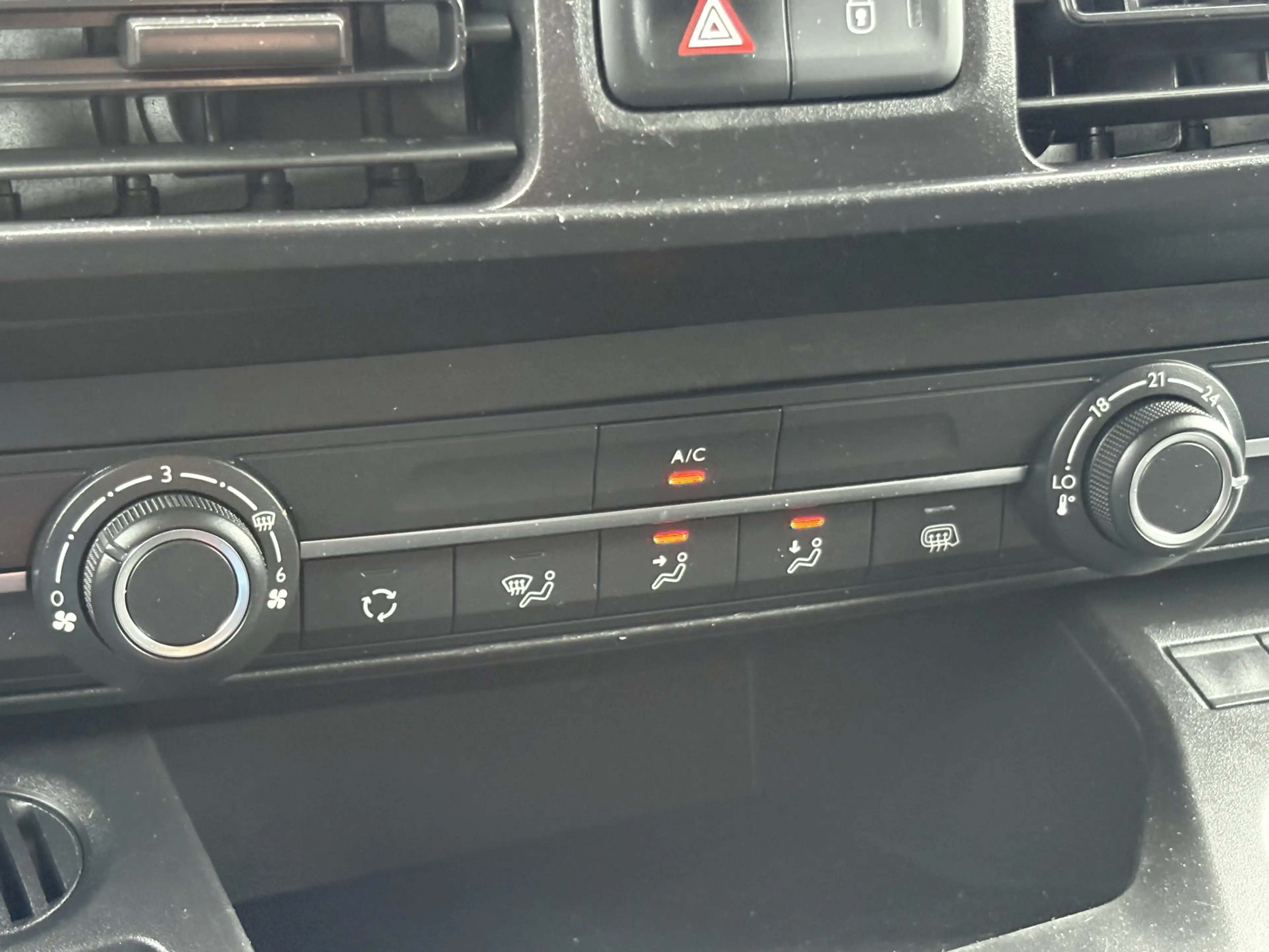 Peugeot Partner 1.2 PureTech Premium / Carplay / Navigatie — photo 18