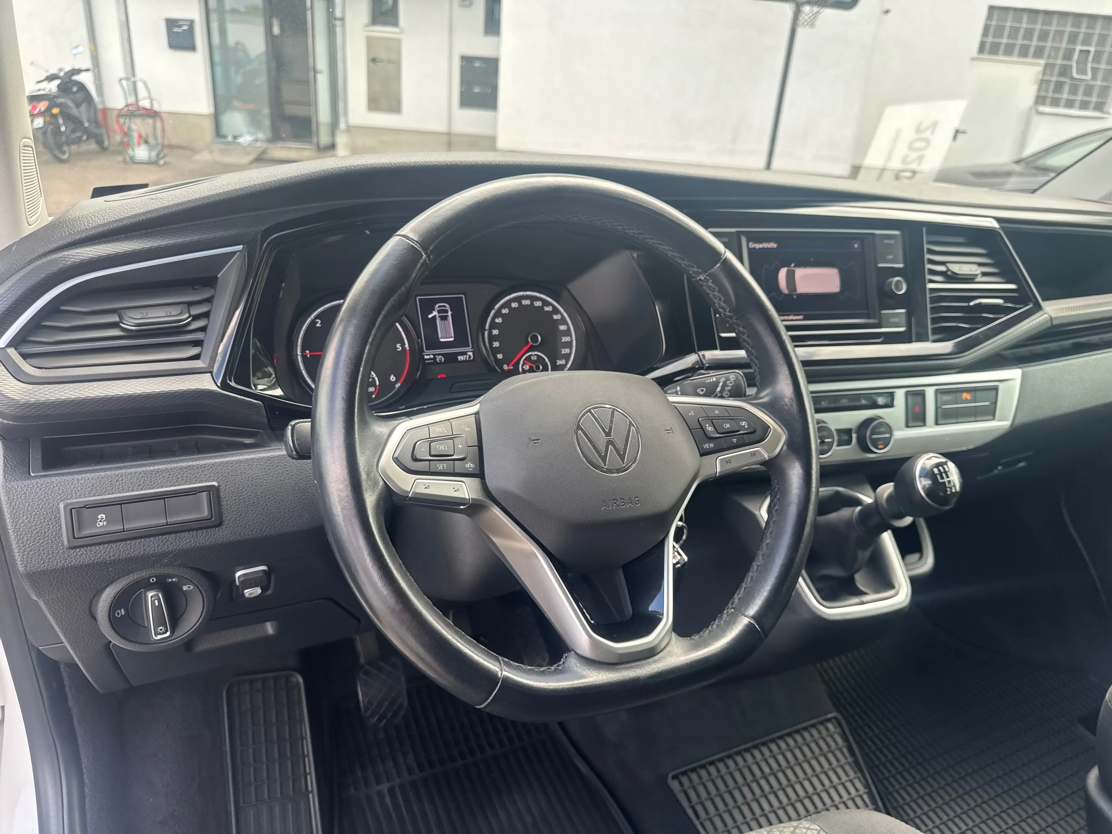 Volkswagen T6.1 Multivan 4MOTION/Standheizung/7-Sitzer/AHK/MFL/GRA/Carplay — photo 11