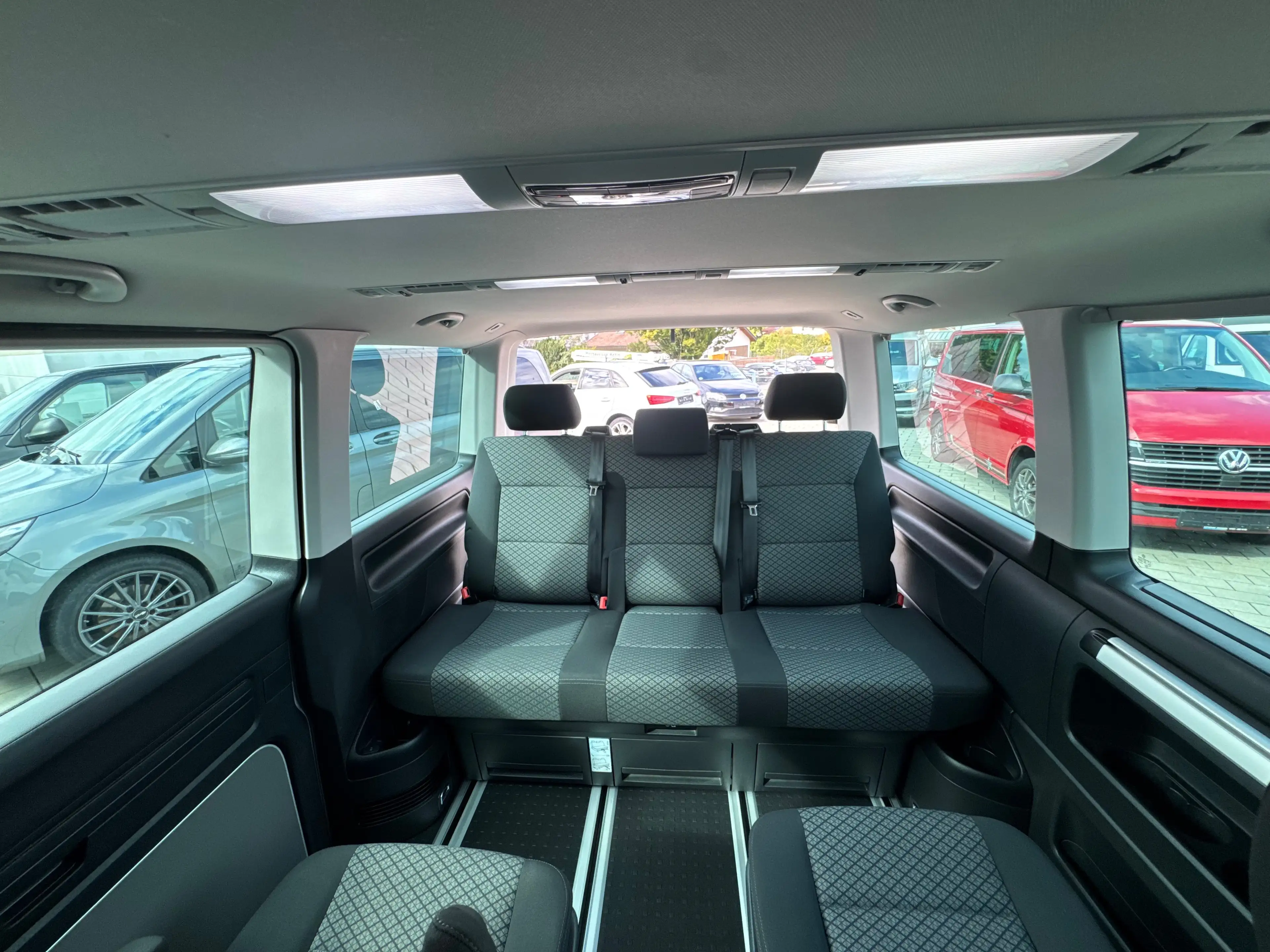 Volkswagen T6.1 Multivan 4MOTION/Standheizung/7-Sitzer/AHK/MFL/GRA/Carplay — photo 12