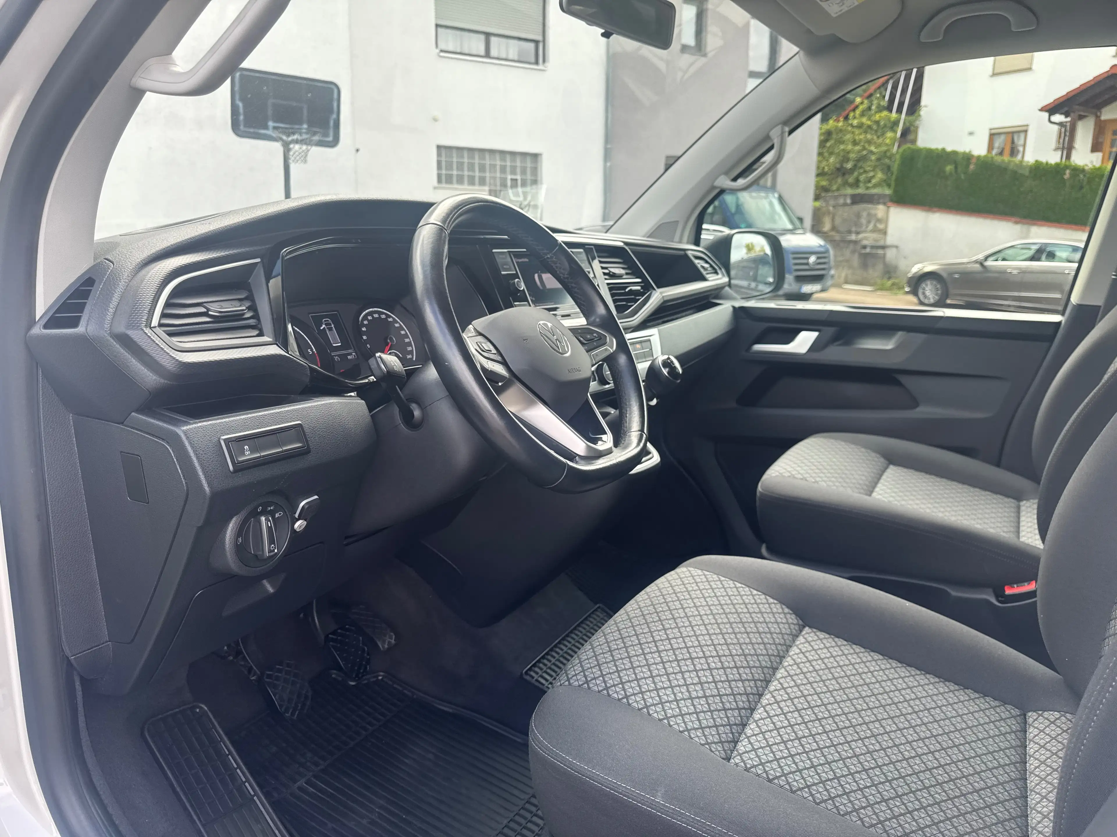 Volkswagen T6.1 Multivan 4MOTION/Standheizung/7-Sitzer/AHK/MFL/GRA/Carplay — photo 10