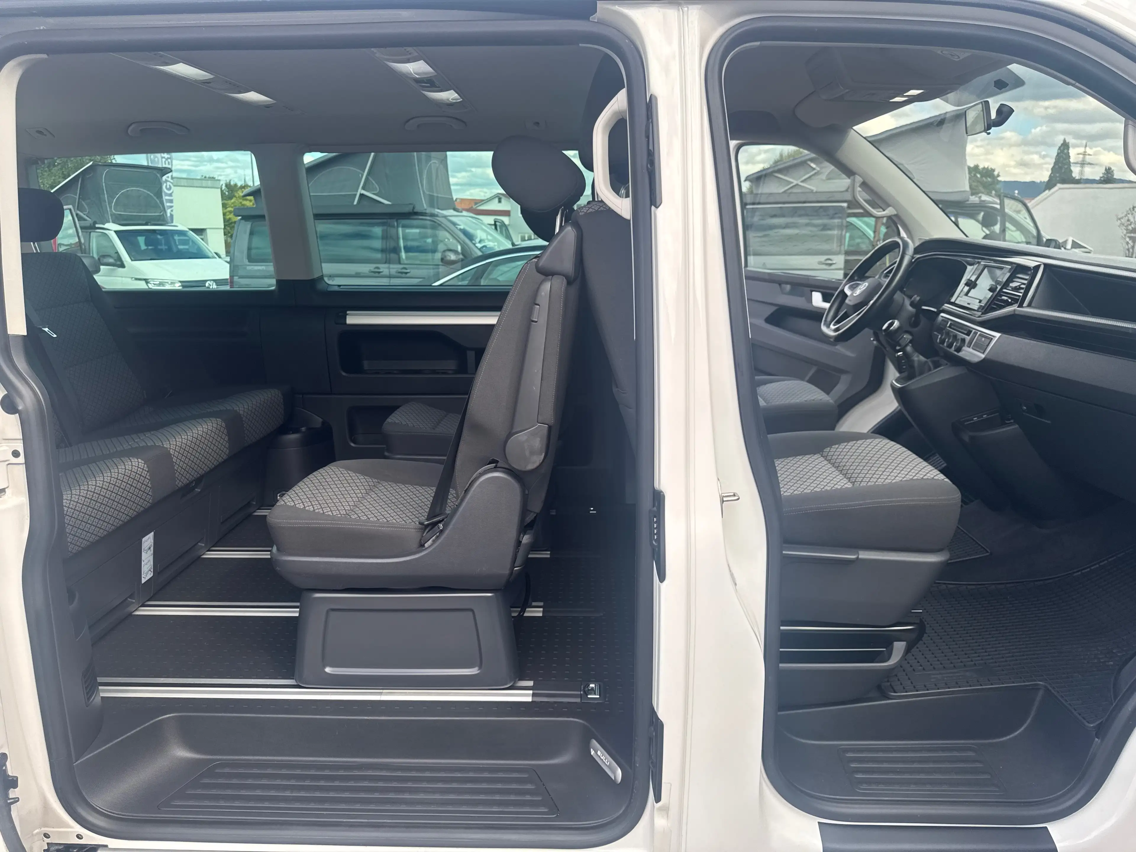 Volkswagen T6.1 Multivan 4MOTION/Standheizung/7-Sitzer/AHK/MFL/GRA/Carplay — photo 15