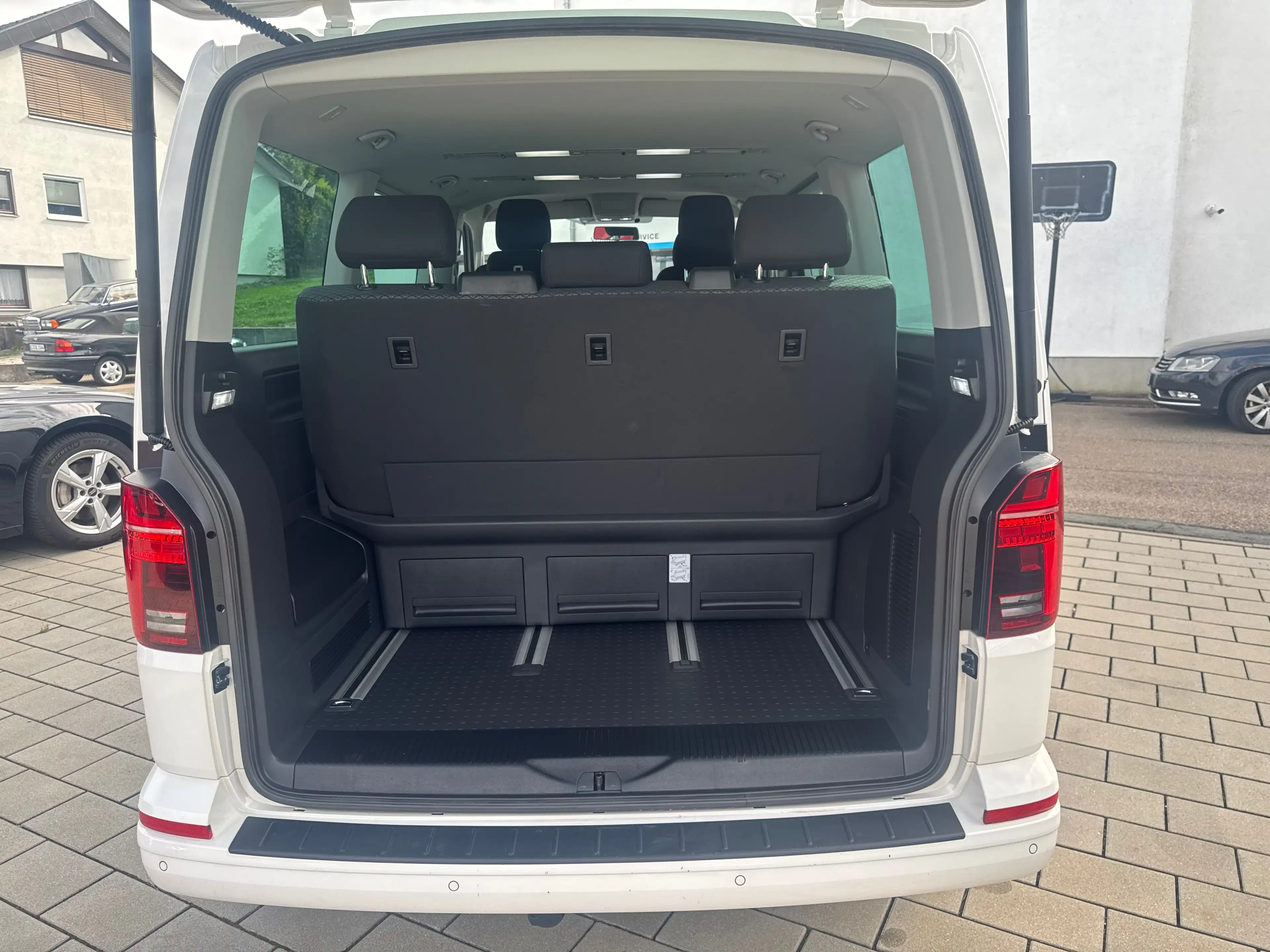 Volkswagen T6.1 Multivan 4MOTION/Standheizung/7-Sitzer/AHK/MFL/GRA/Carplay — photo 7