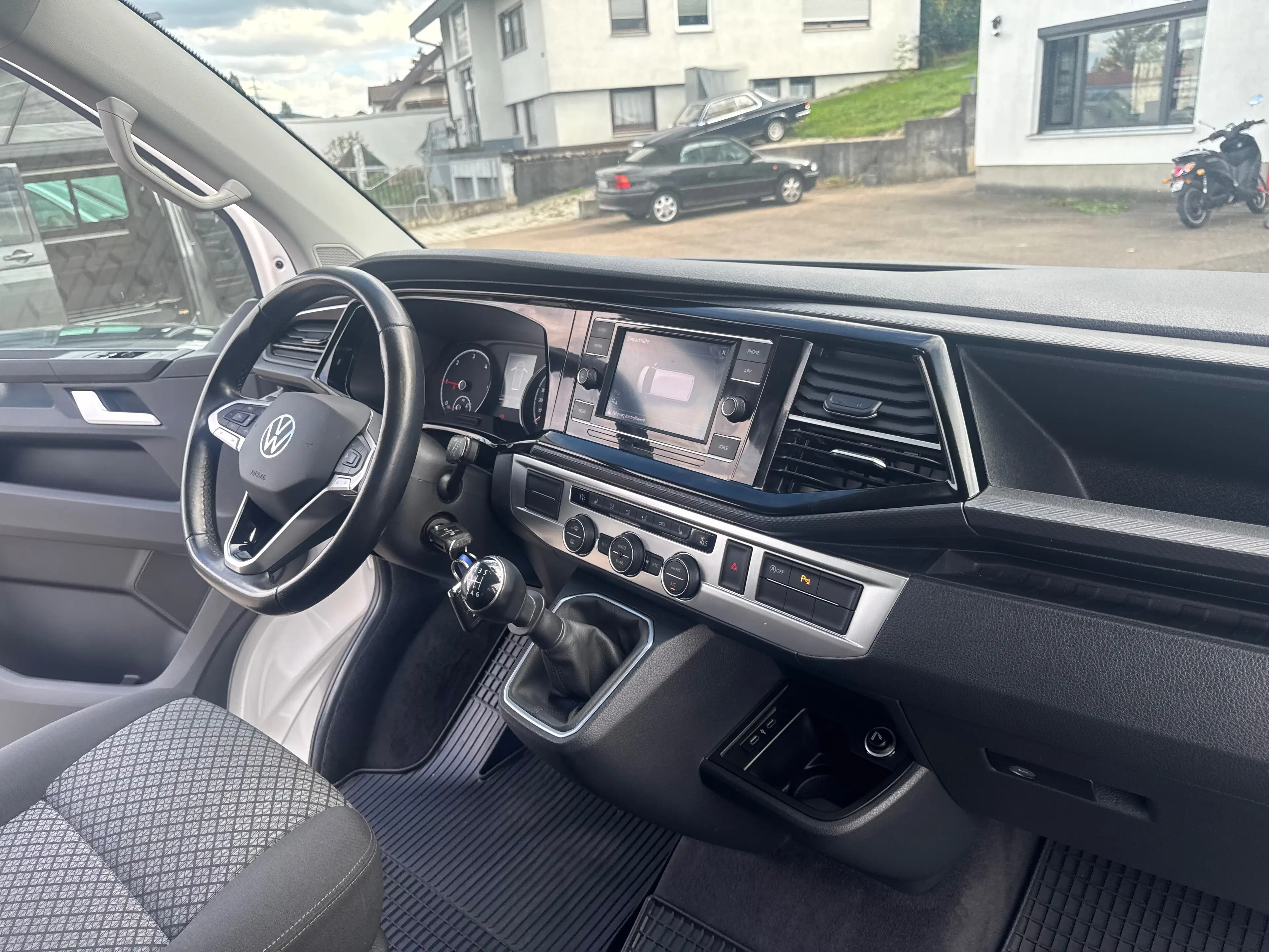 Volkswagen T6.1 Multivan 4MOTION/Standheizung/7-Sitzer/AHK/MFL/GRA/Carplay — photo 14