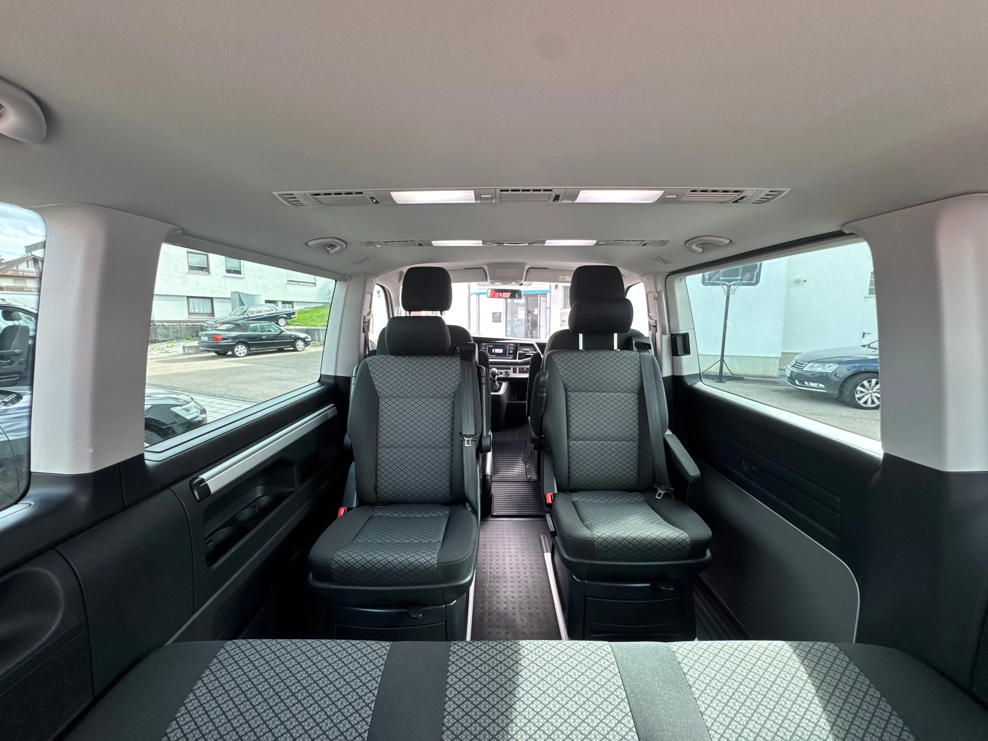 Volkswagen T6.1 Multivan 4MOTION/Standheizung/7-Sitzer/AHK/MFL/GRA/Carplay — photo 9