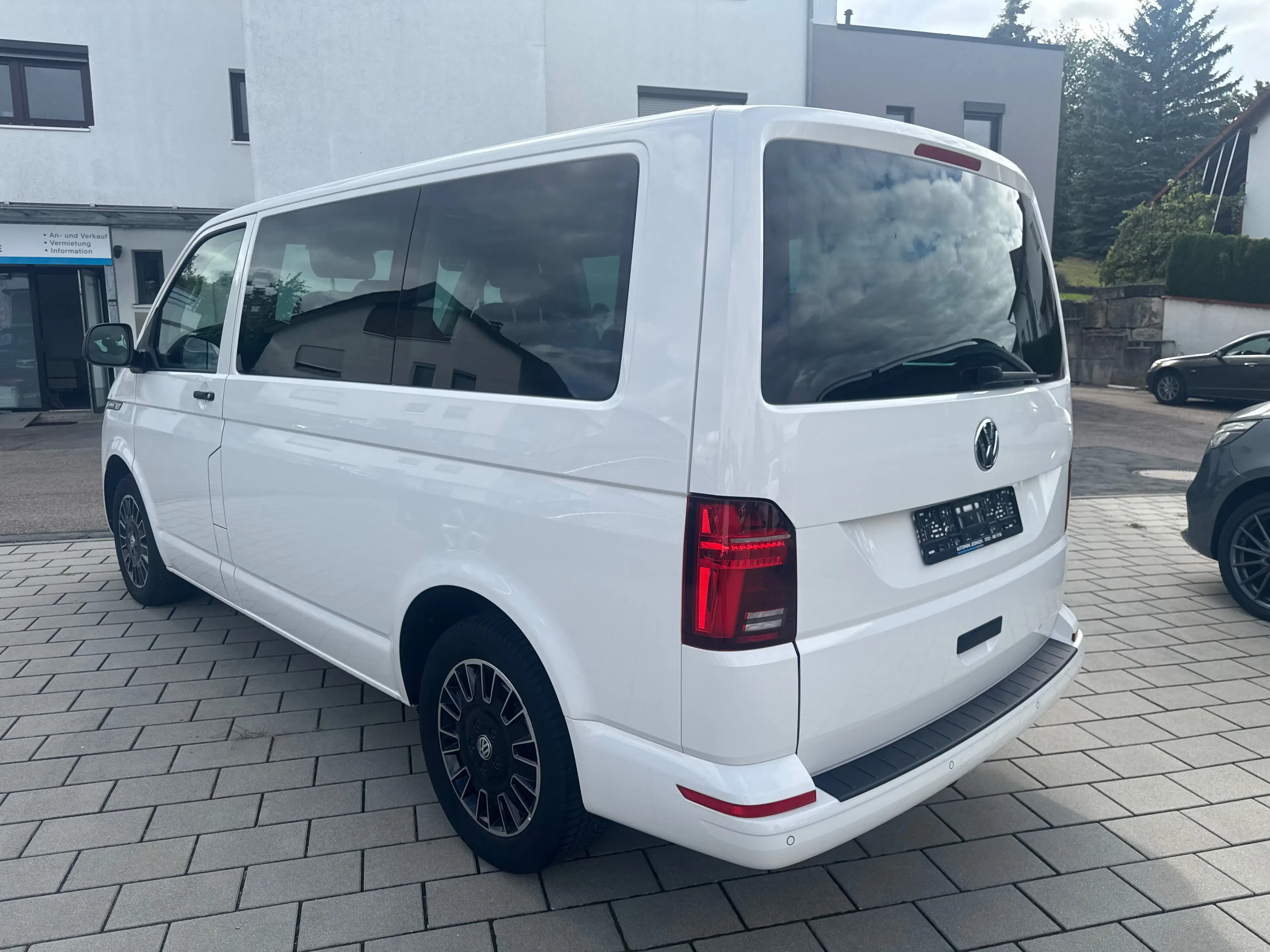 Volkswagen T6.1 Multivan 4MOTION/Standheizung/7-Sitzer/AHK/MFL/GRA/Carplay — photo 4