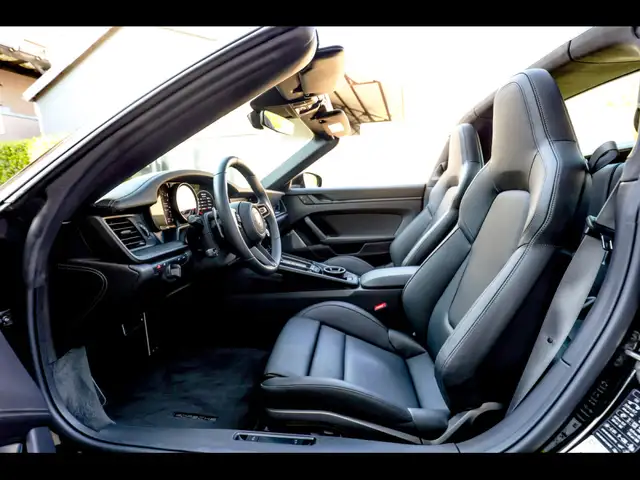 Porsche 911 view 11