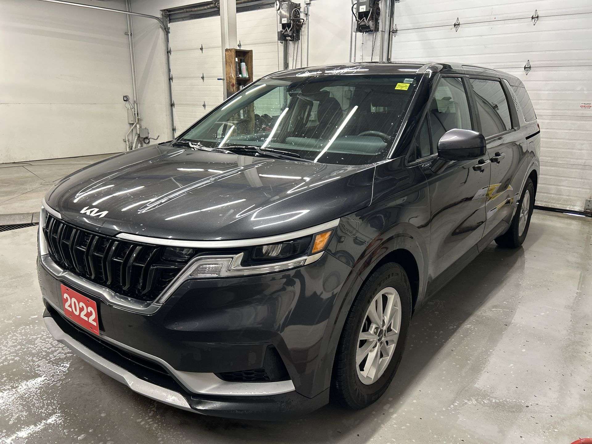 Black 2022 Kia Carnival Minivan  Automatic