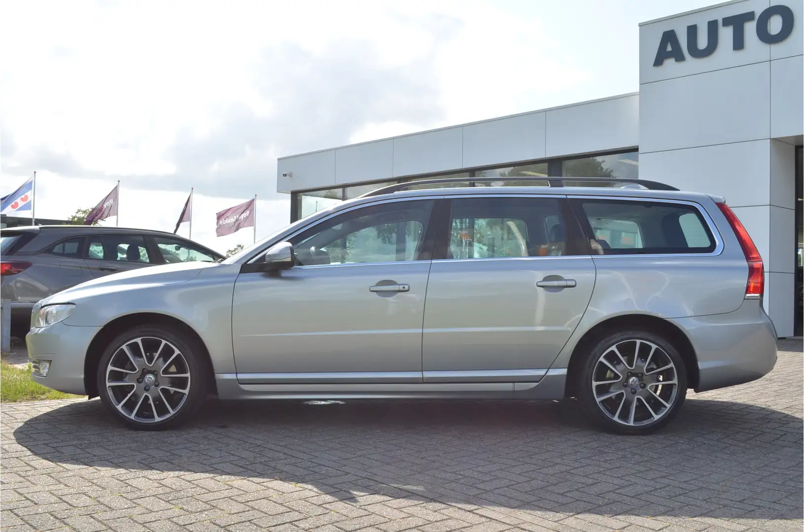 Volvo V70 2.0 D3 Polar+ Leer | Xenon | PDC | Stoelverwarming Szürke - 2
