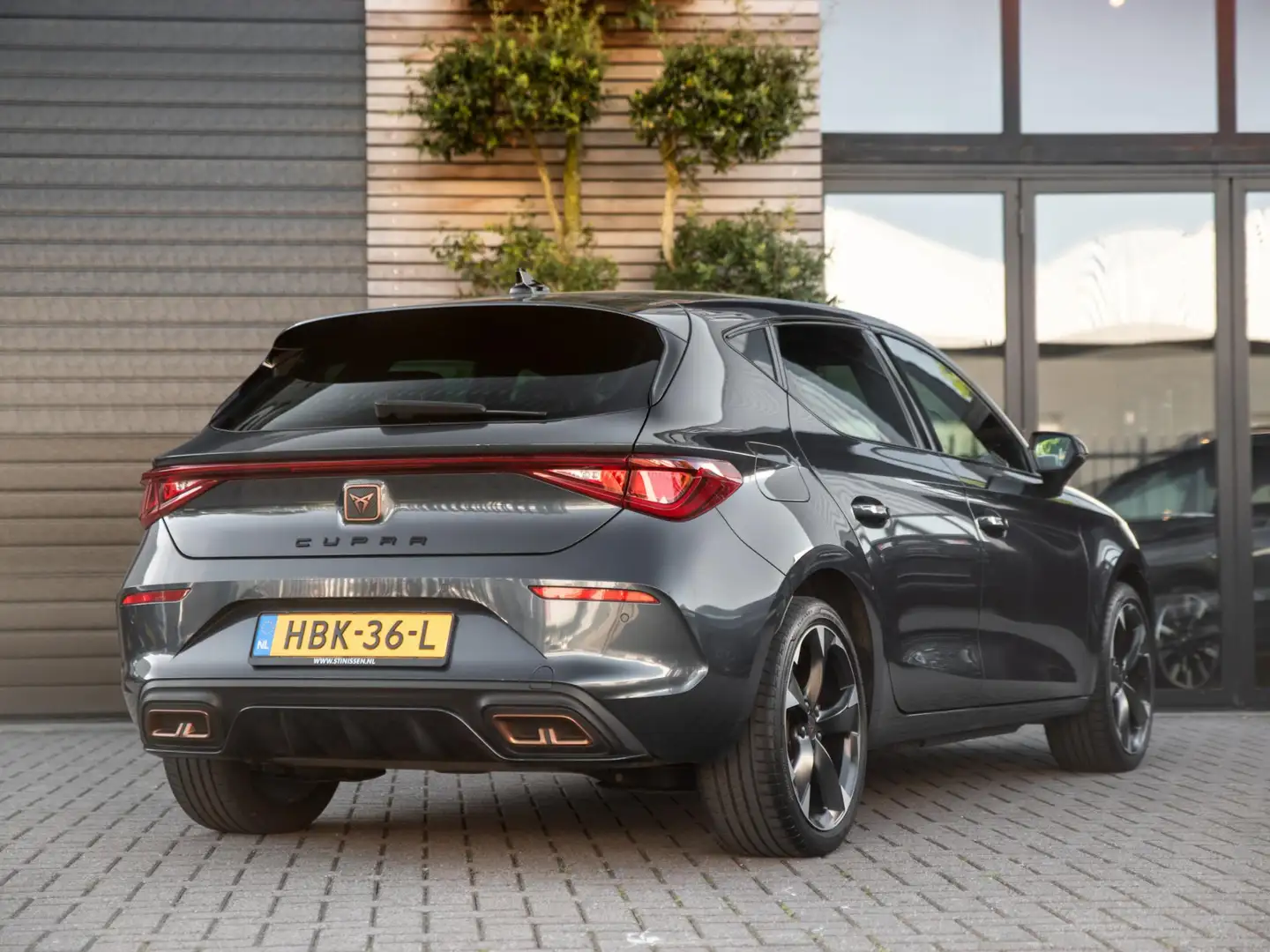 CUPRA Leon Sportstourer 1.4 e-Hybrid VZ Adrenaline Kuipstoel Grau - 2
